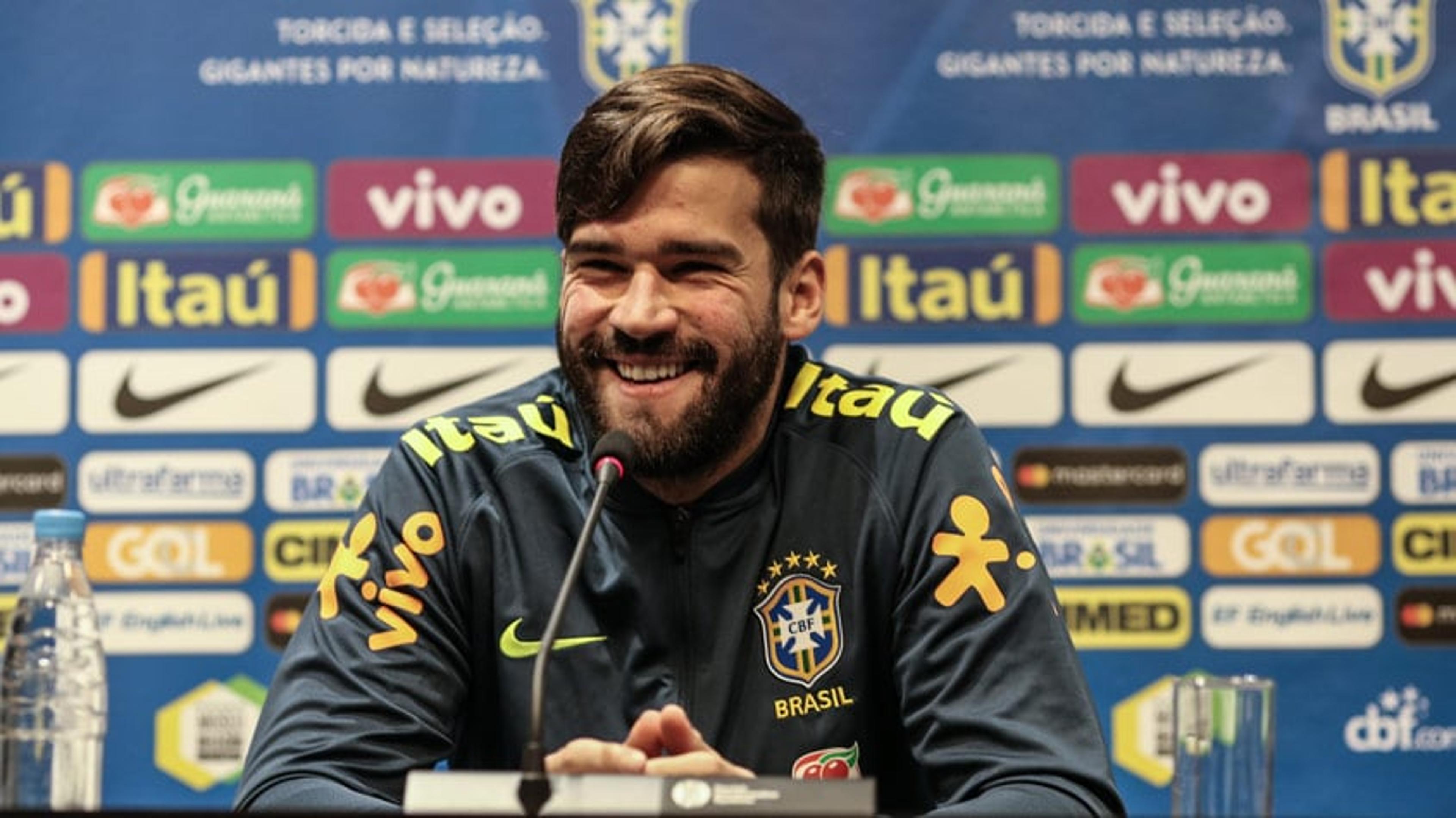 Alisson se esquiva de especulações, e diz que Seleção chega perfeita à Copa