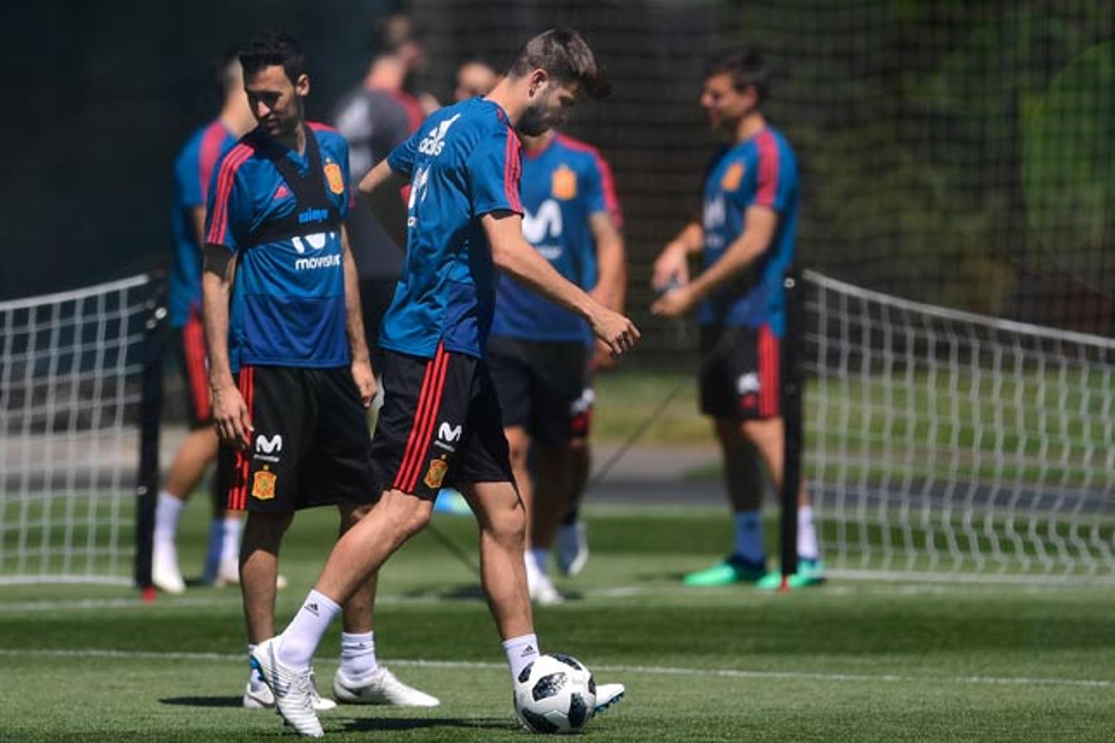 Susto na Espanha: Piqué deixa o treino mais cedo com dores no joelho