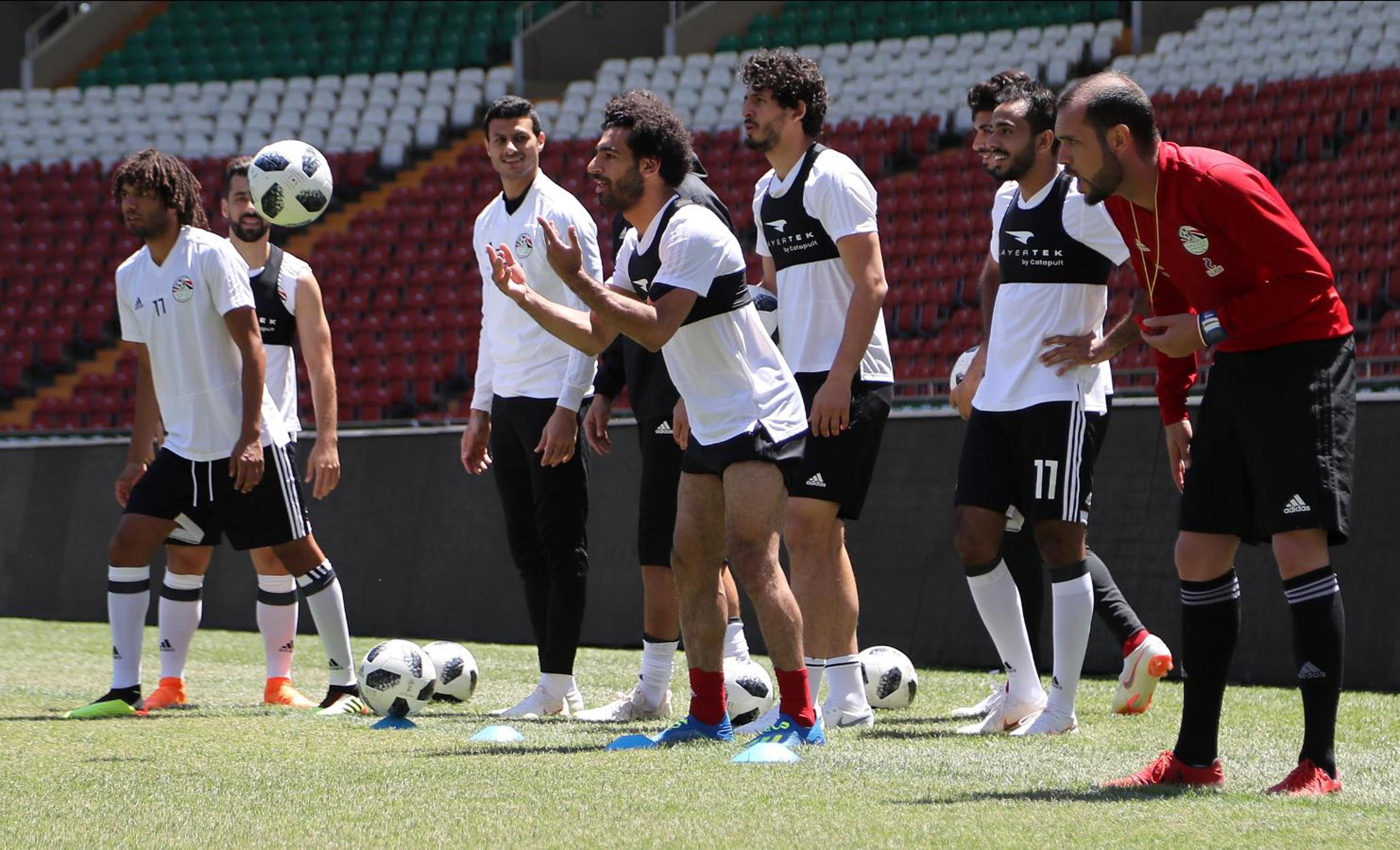 Salah faz treino com bola e esperança para estreia na Copa aumenta