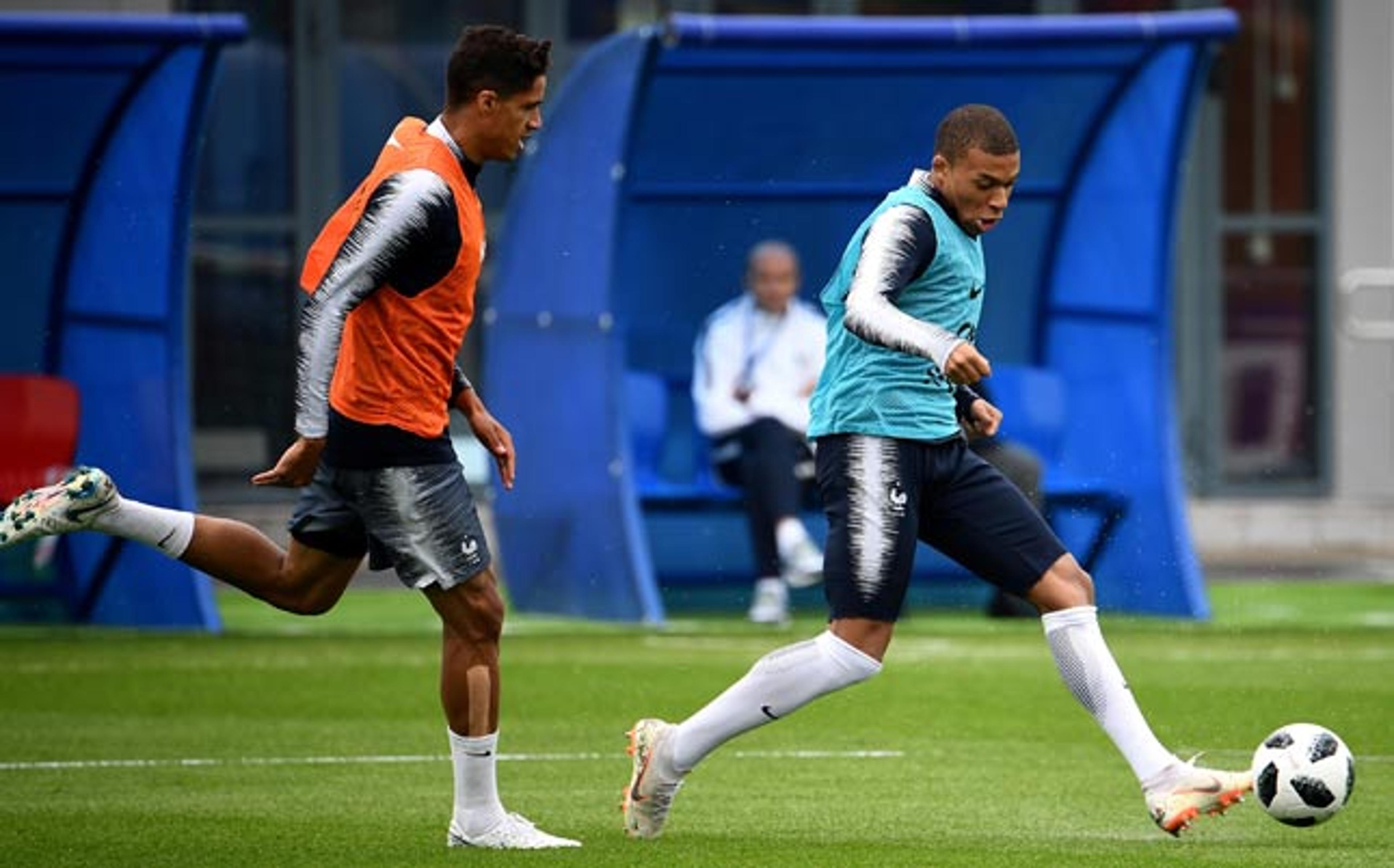 Após levar pancada, Mbappé volta a treinar com a seleção francesa