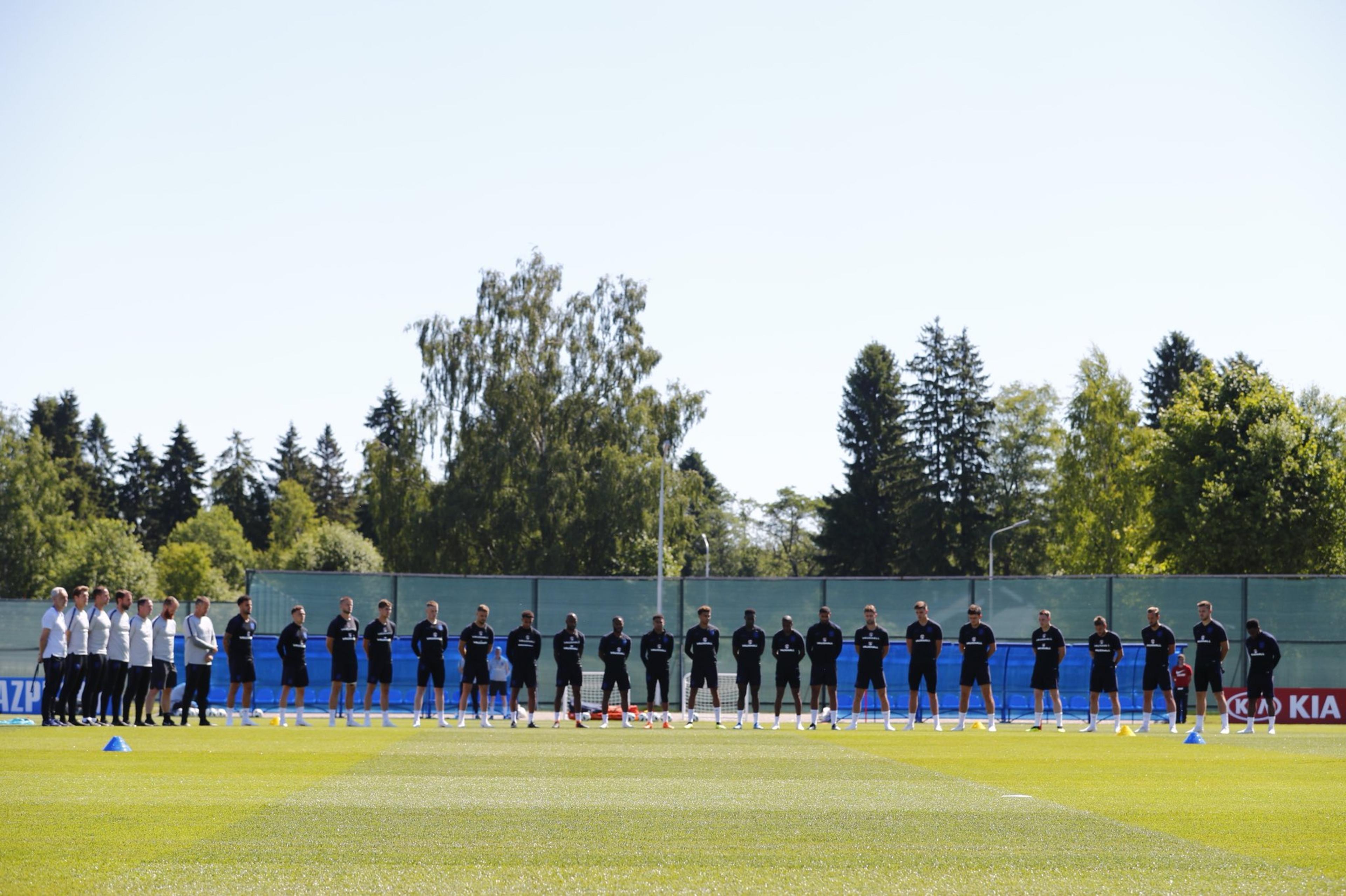 Sem Rashford, Inglaterra presta homenagem a vítimas de incêndio