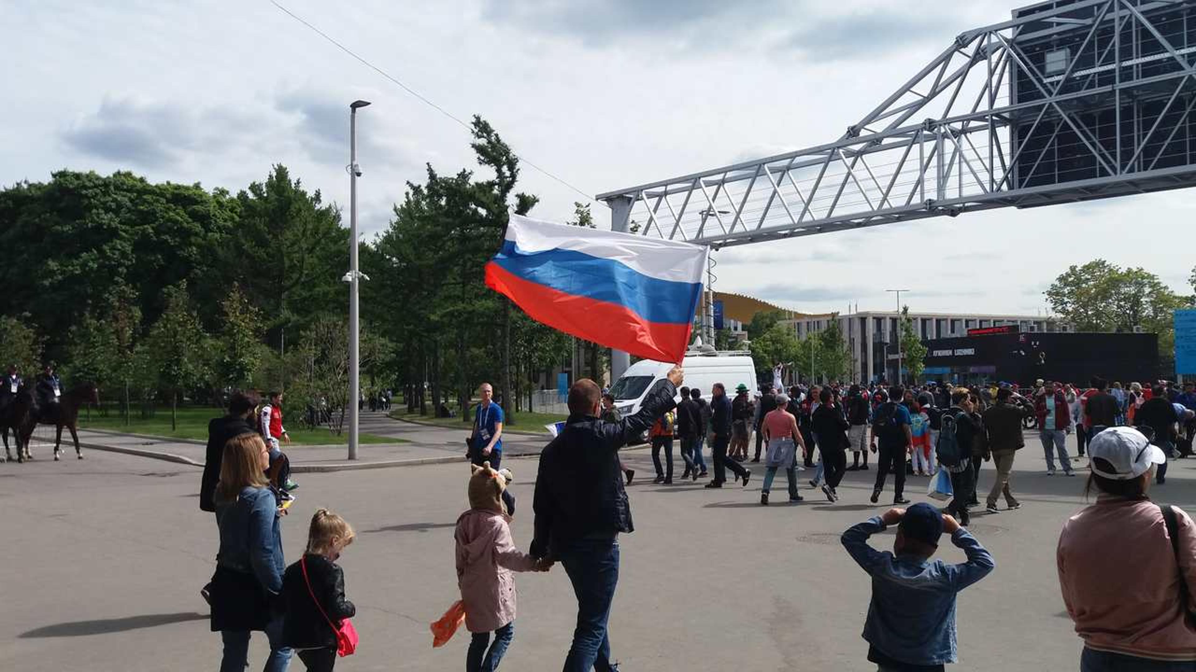 Animação, interação e festa: russos se esbaldam na abertura da Copa