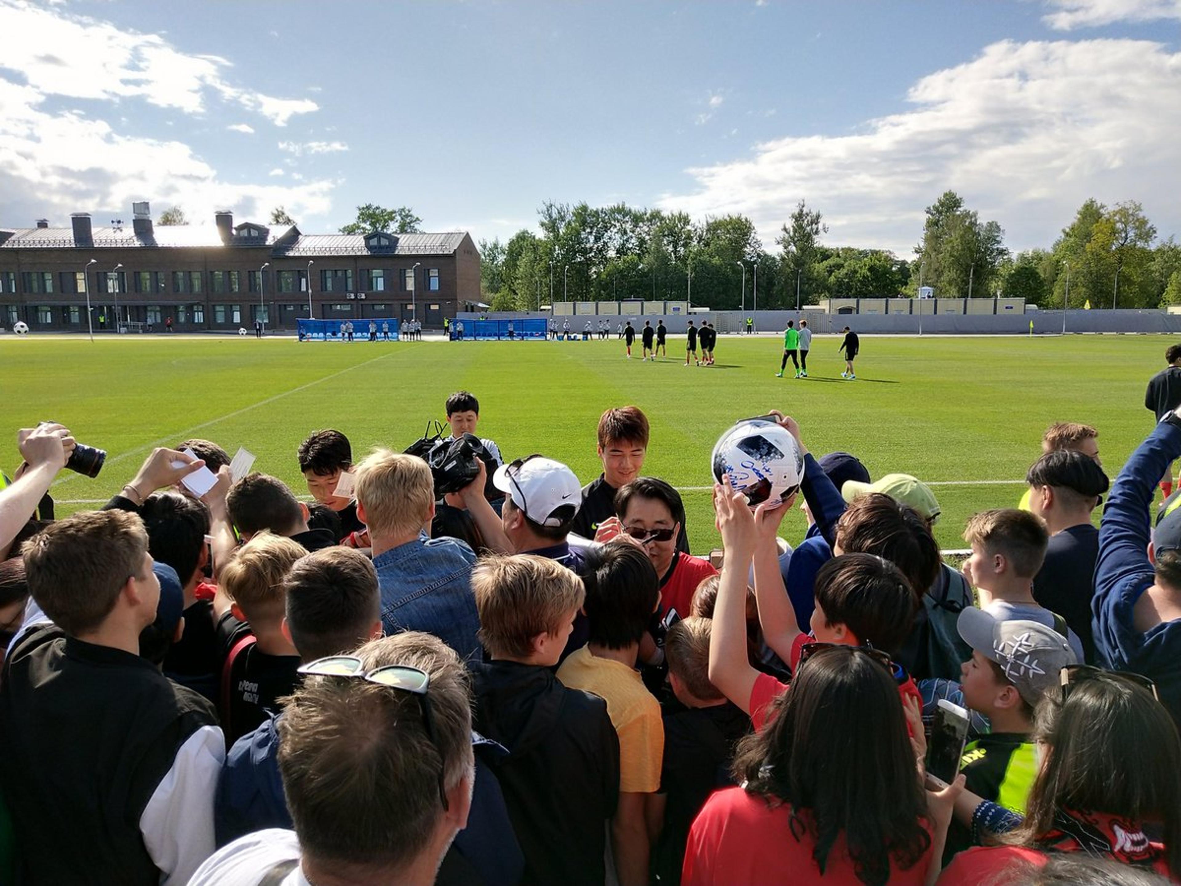 Último a chegar na Rússia, Japão tem ‘sessão de autógrafos’ após treino