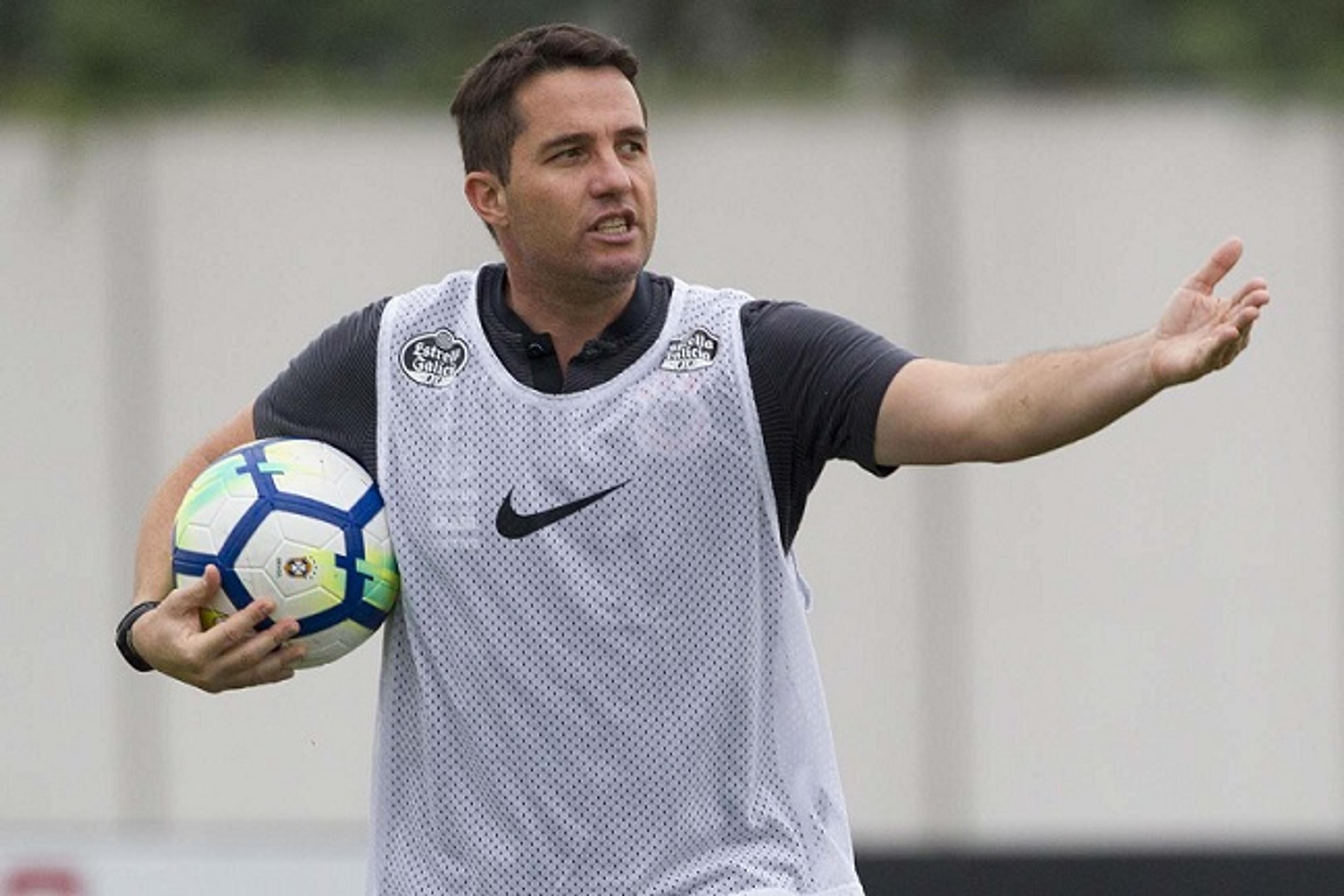 Loss esboça Corinthians no 4-2-3-1 em treino; veja a escalação