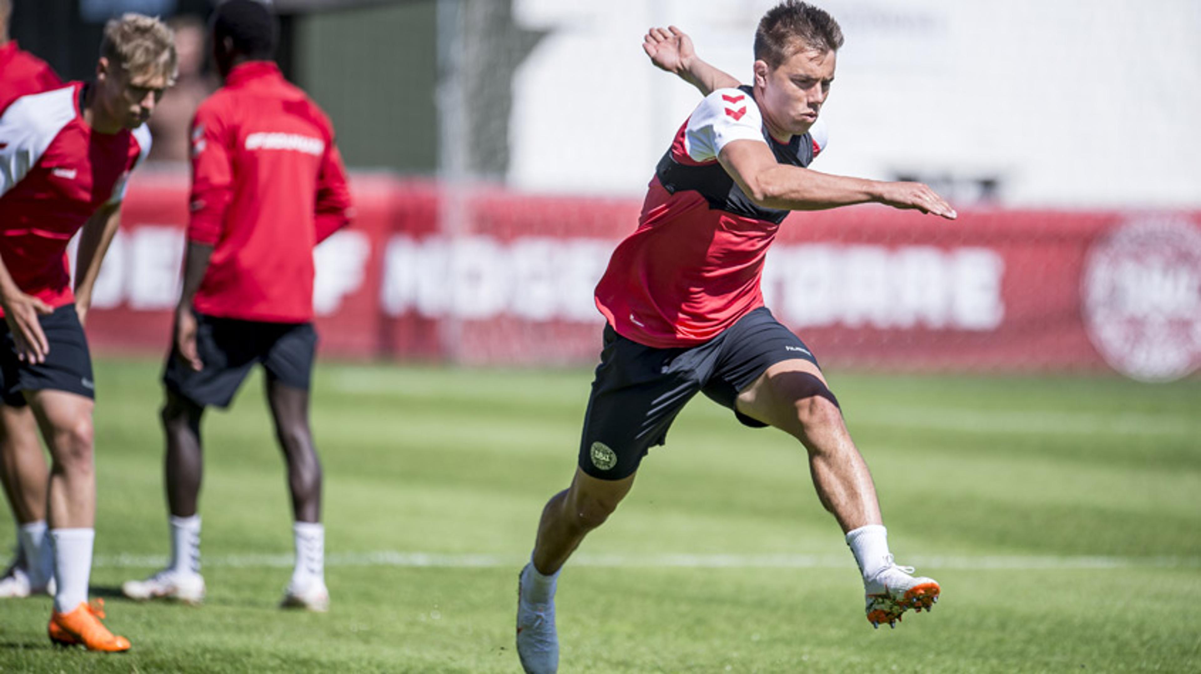 Jogadores da Dinamarca pagam voo para lateral conhecer filha