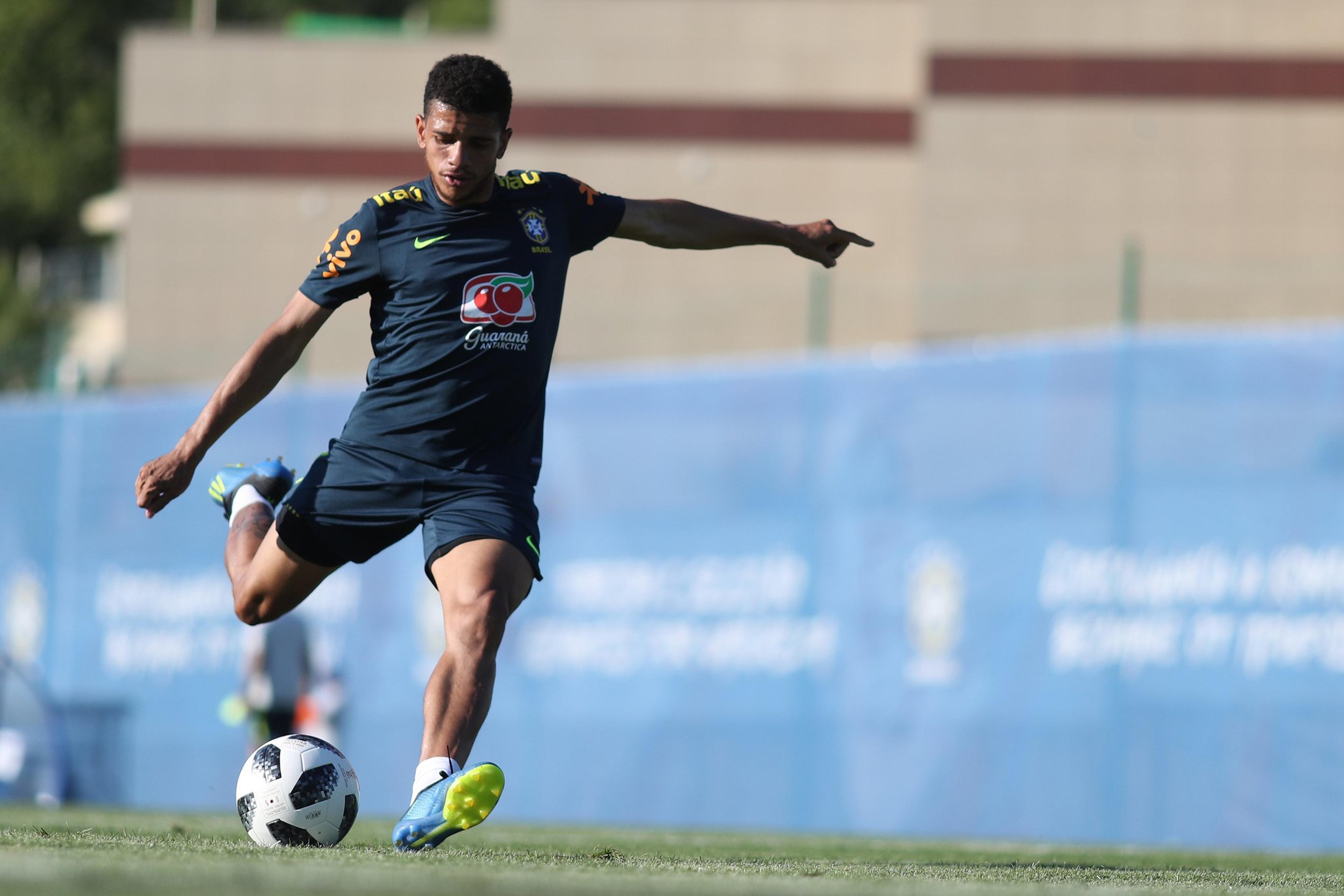 Lesão de Douglas Costa abre caminho para estreia de Taison na Copa