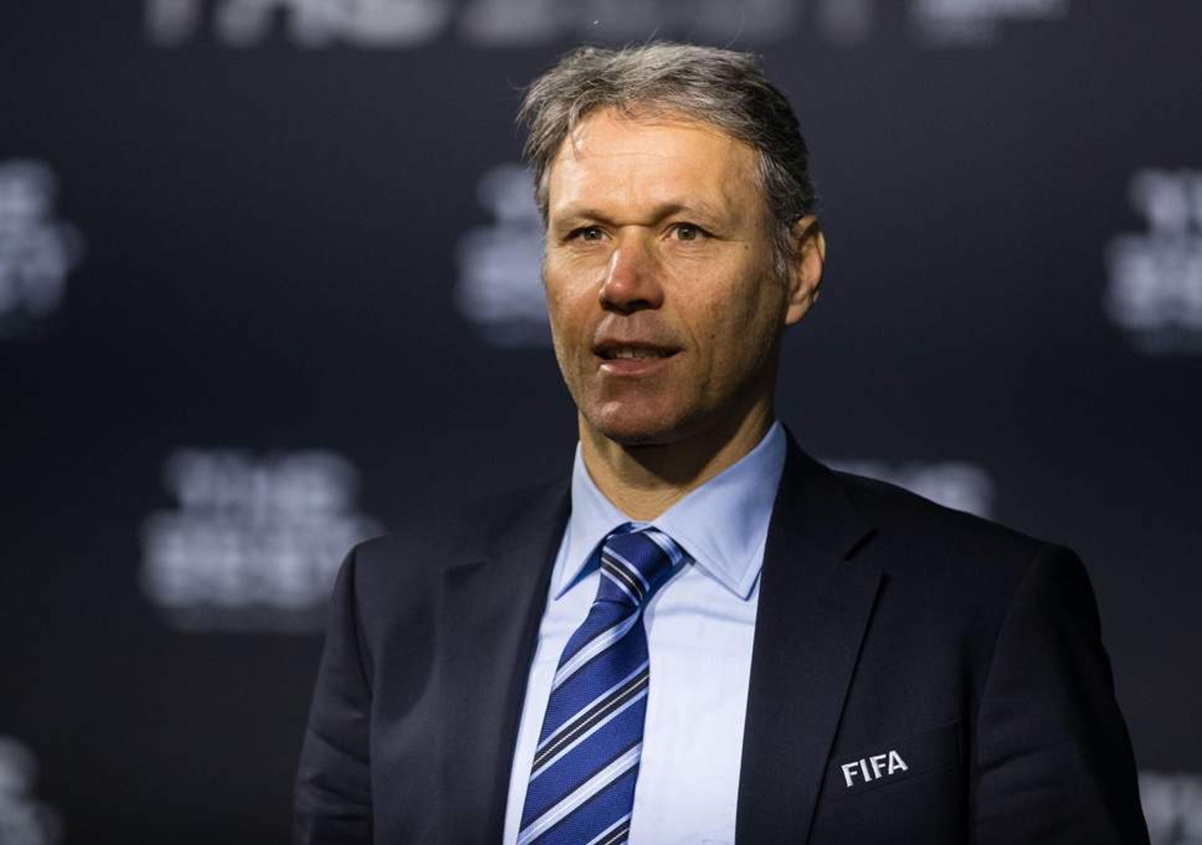 ‘É preferível mudar de canal’, fala Van Basten sobre estilo do Atlético de Madrid