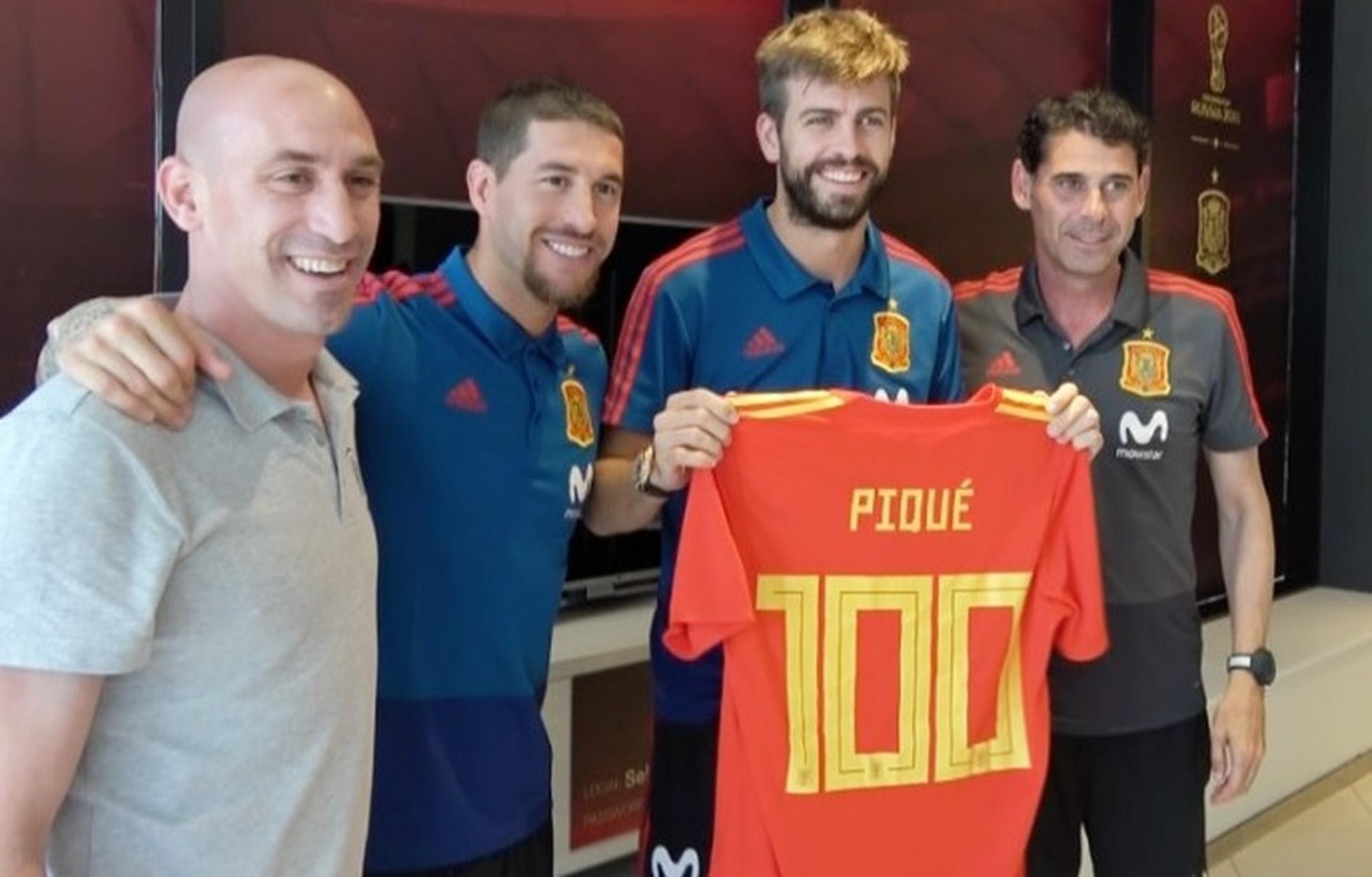 Piqué recebe camisa comemorando seus 100 jogos pela seleção espanhola