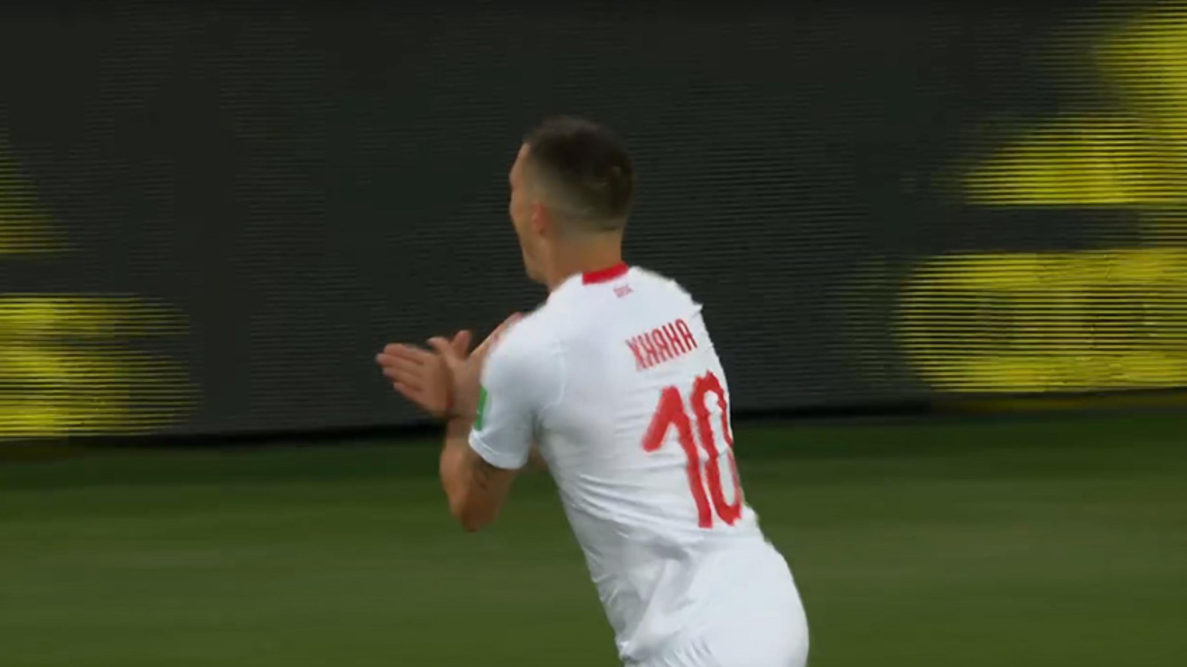 Xhaka e Shaqiri comemoram gols da Suíça em homenagem ao Kosovo