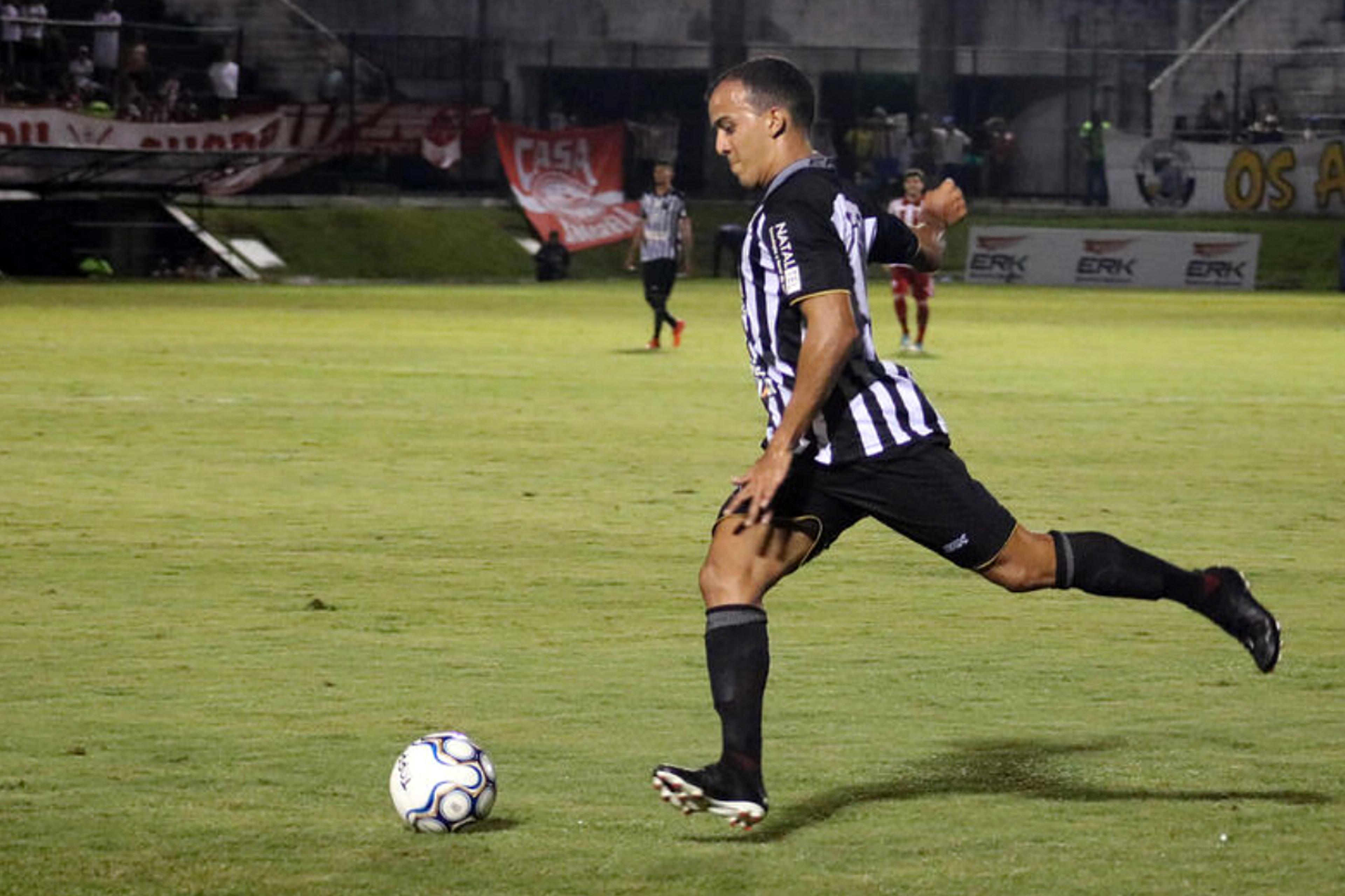 Em boa fase, Matheus Carvalho espera ajudar classificar o ABC para final da Copa Nordeste