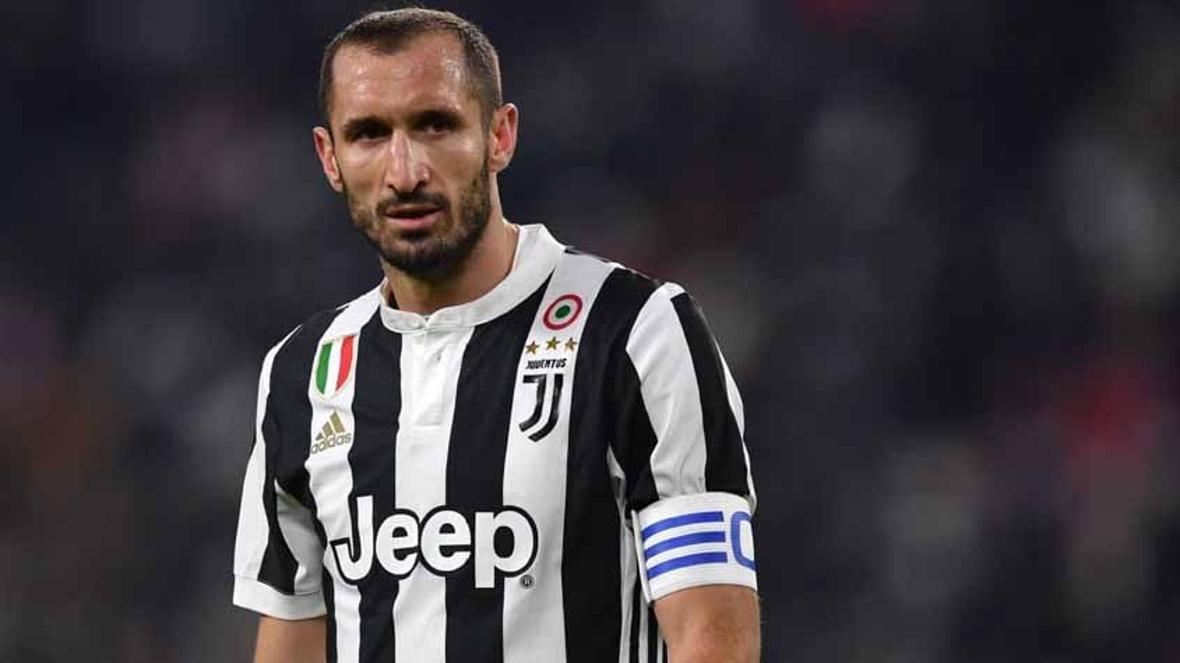 ‘Vidal tinha fraqueza para bebida, ia treinar ‘alegre’. Mas nunca falhou’, diz Chiellini em sua biografia