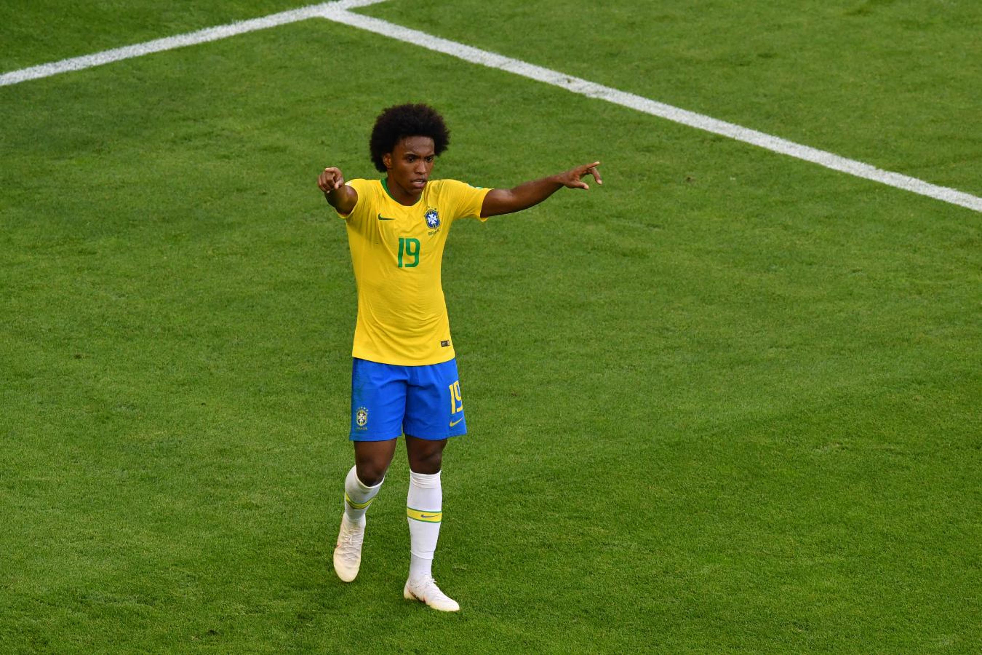 De lá para cá: Willian constrói e coroa Neymar em lance na esquerda