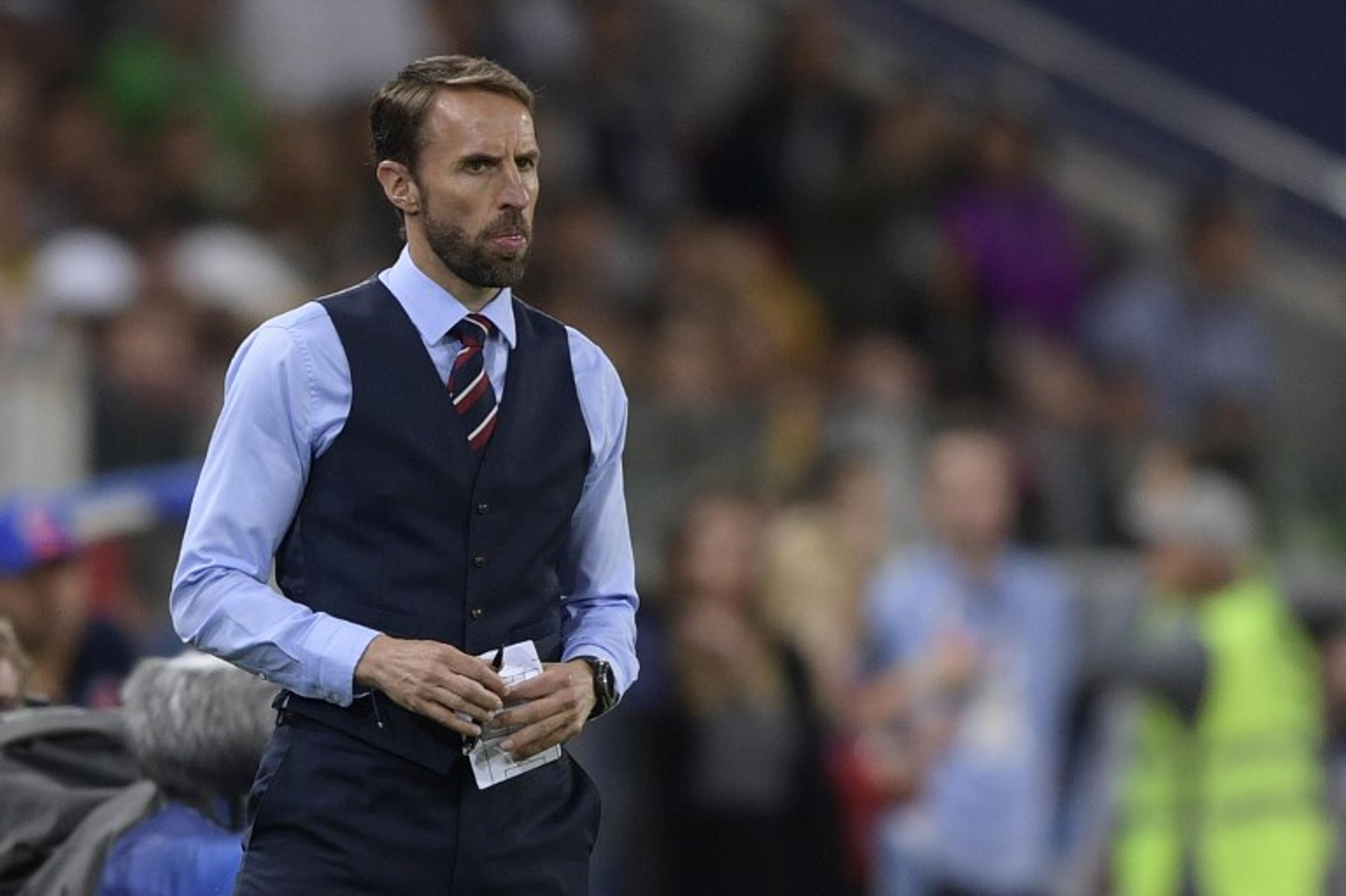 Southgate rebate pergunta sobre ‘cai-cai’ inglês e se diz orgulhoso por vaga