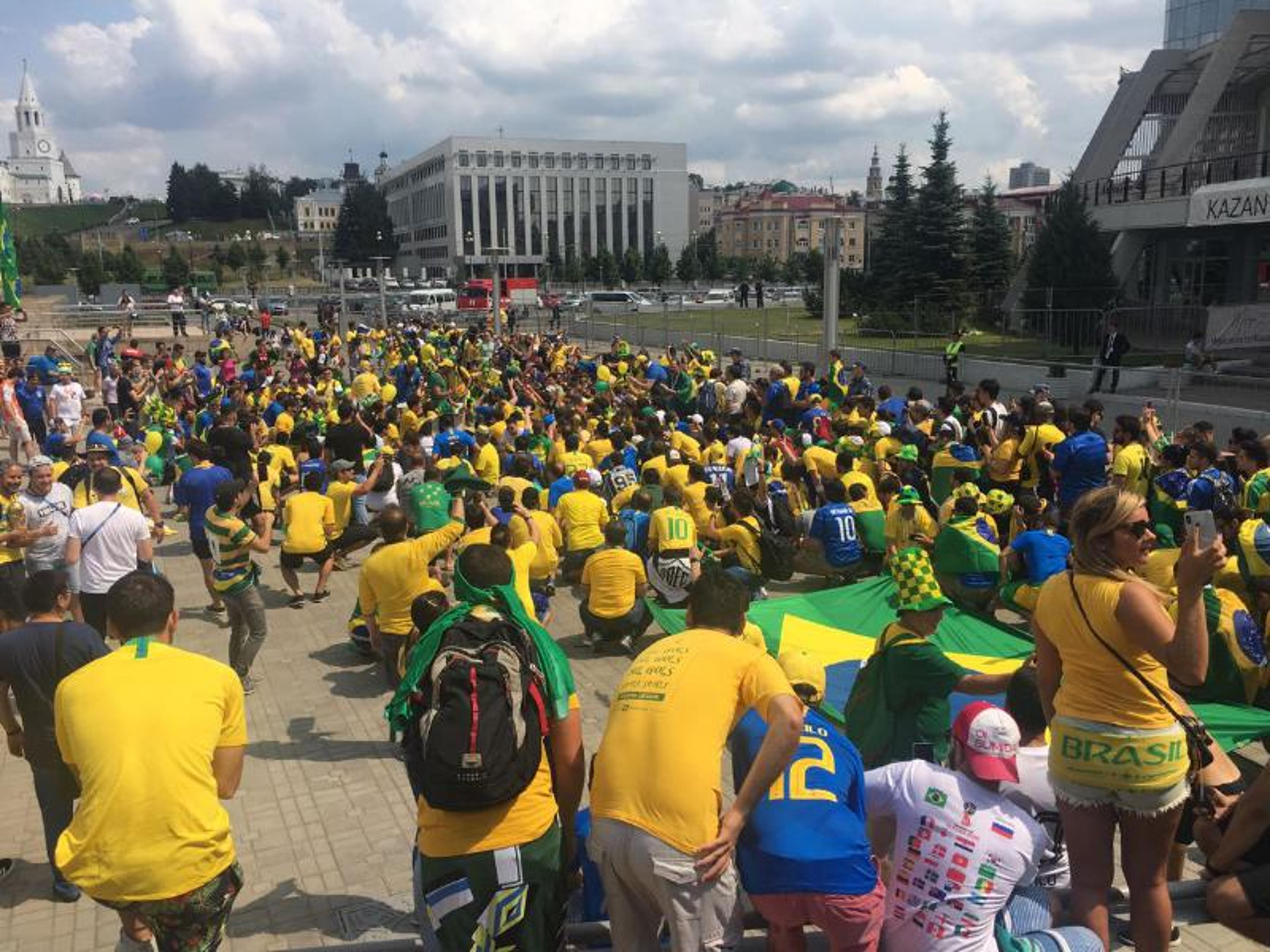 Festa e churrasco frustrado: Seleção chega a Kazan para as quartas