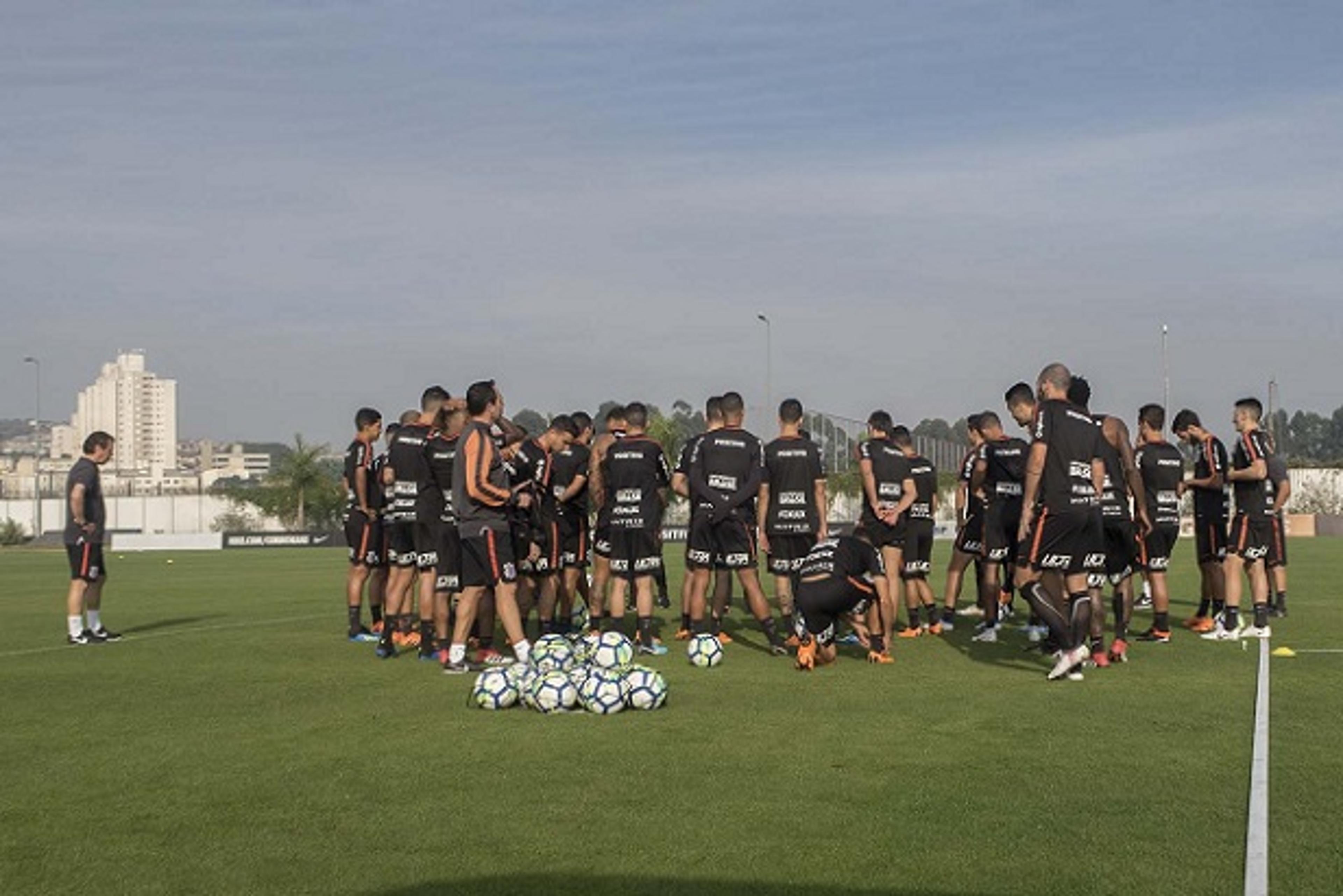 Corinthians freta voo e levará quase todo o elenco para Chapecó