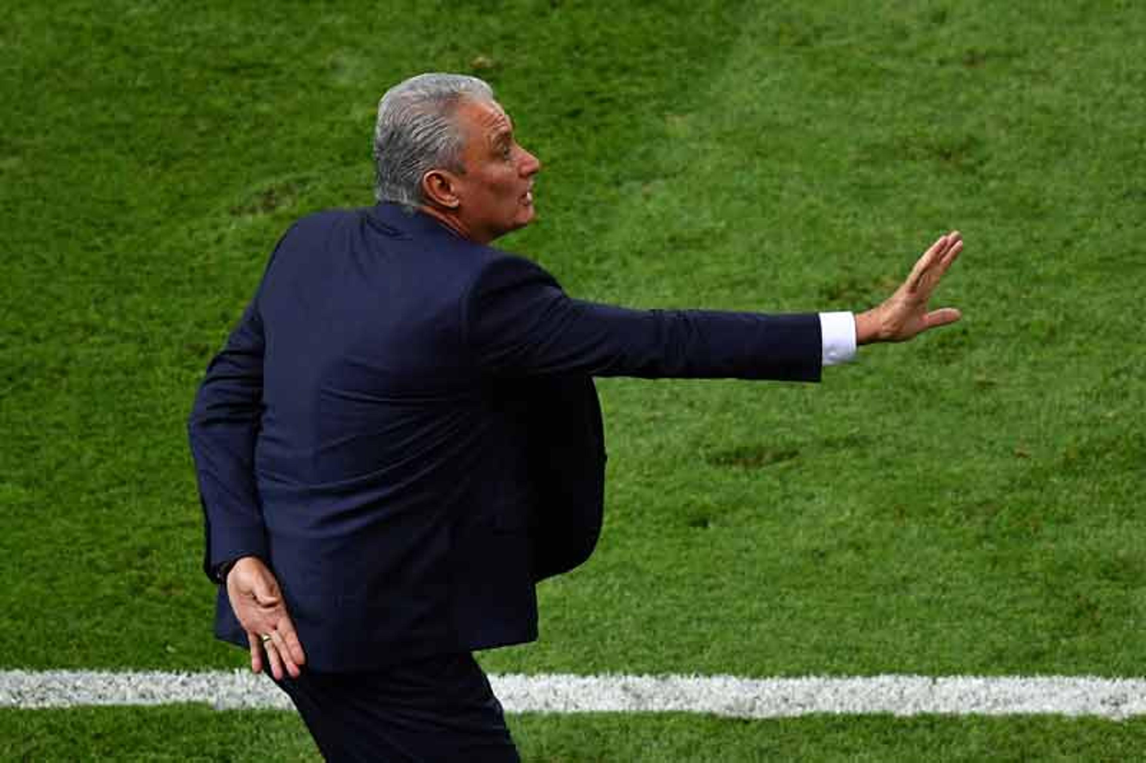 Emocionado, Tite não fala sobre o futuro e lamenta: ‘É duro de engolir’