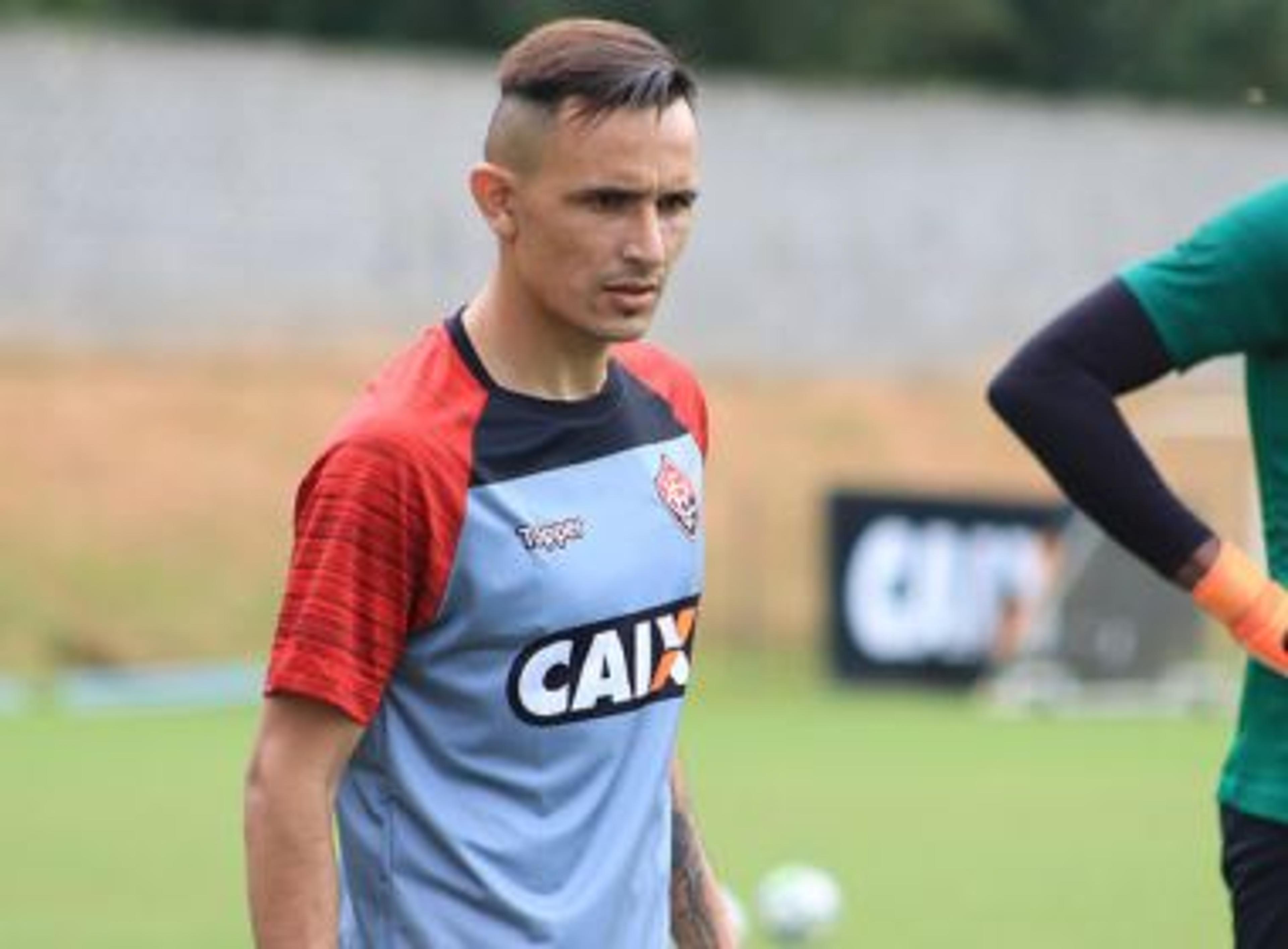 Argentinos contratados pelo Vitória já treinaram com o elenco