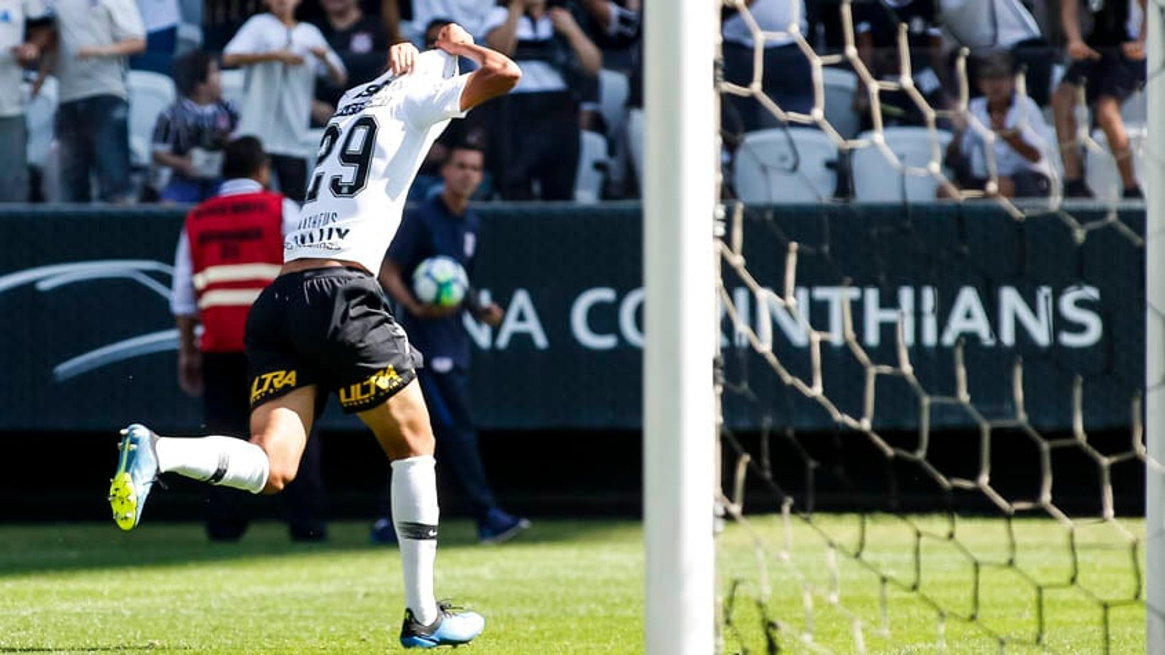 Matheus Matias busca mais chances no Timão, mas Loss adota cautela