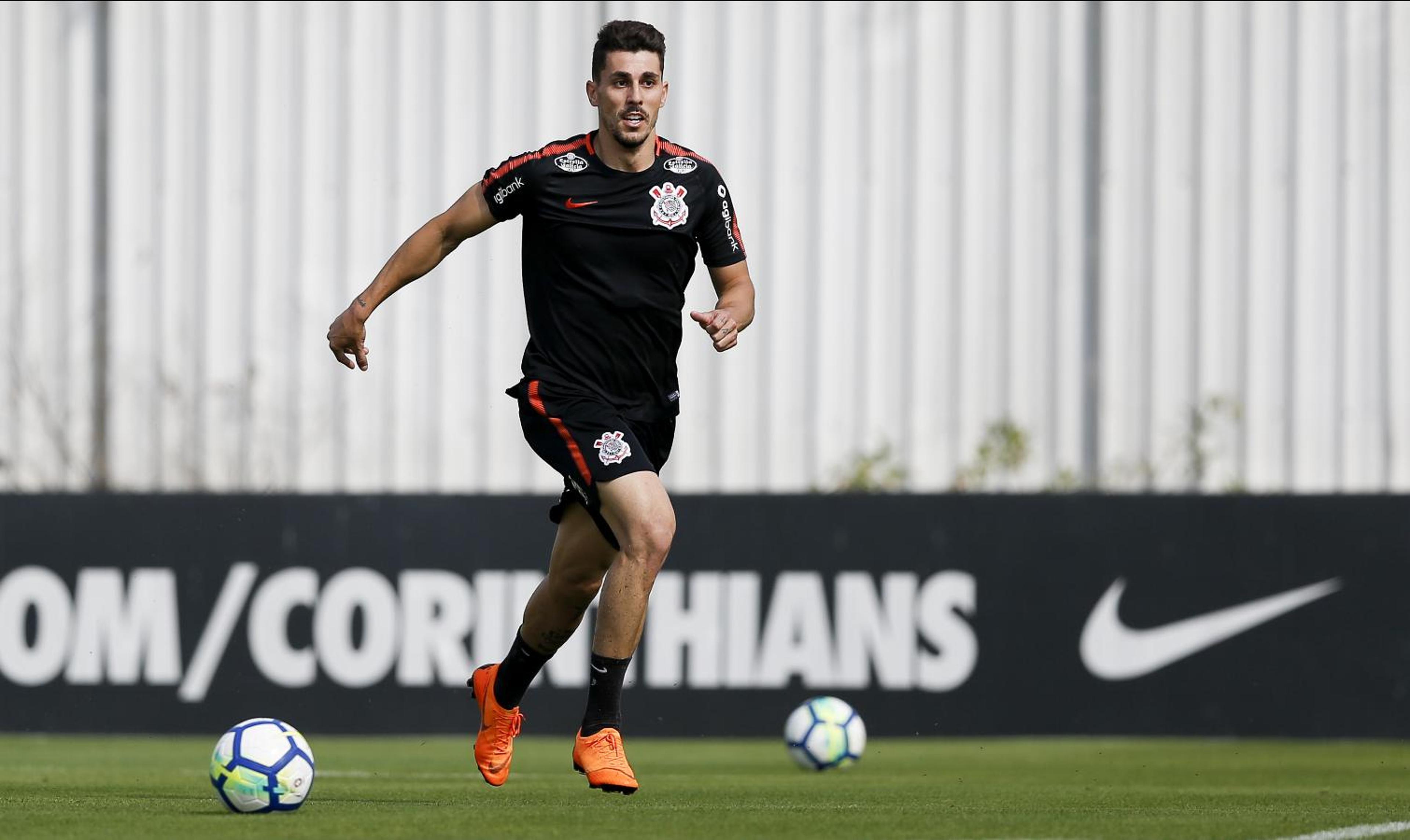 Sem reserva e com Carille, Danilo Avelar pode ressurgir no Corinthians