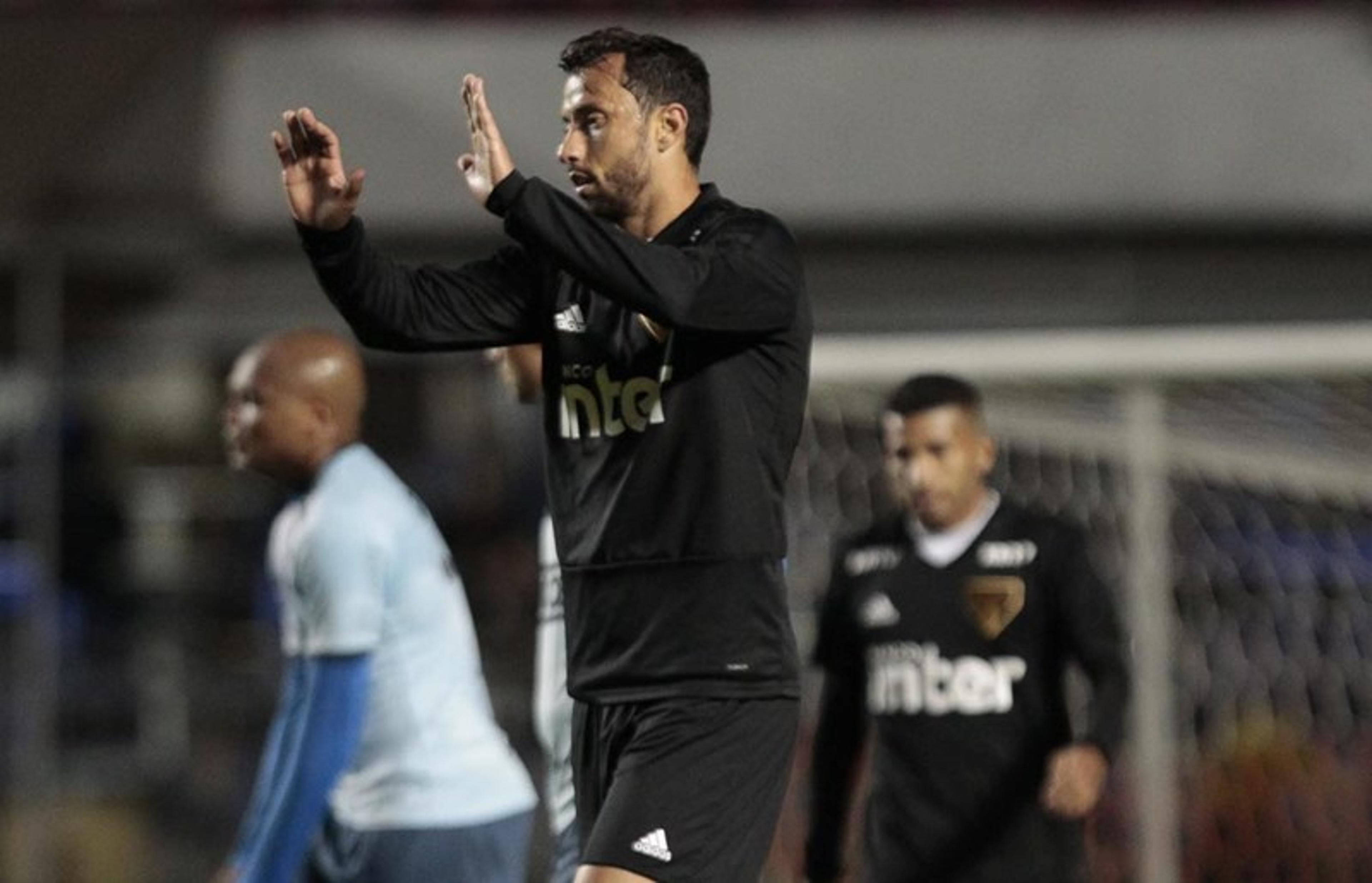 Com gol de Nenê e Rojas titular, São Paulo vence jogo-treino no Morumbi