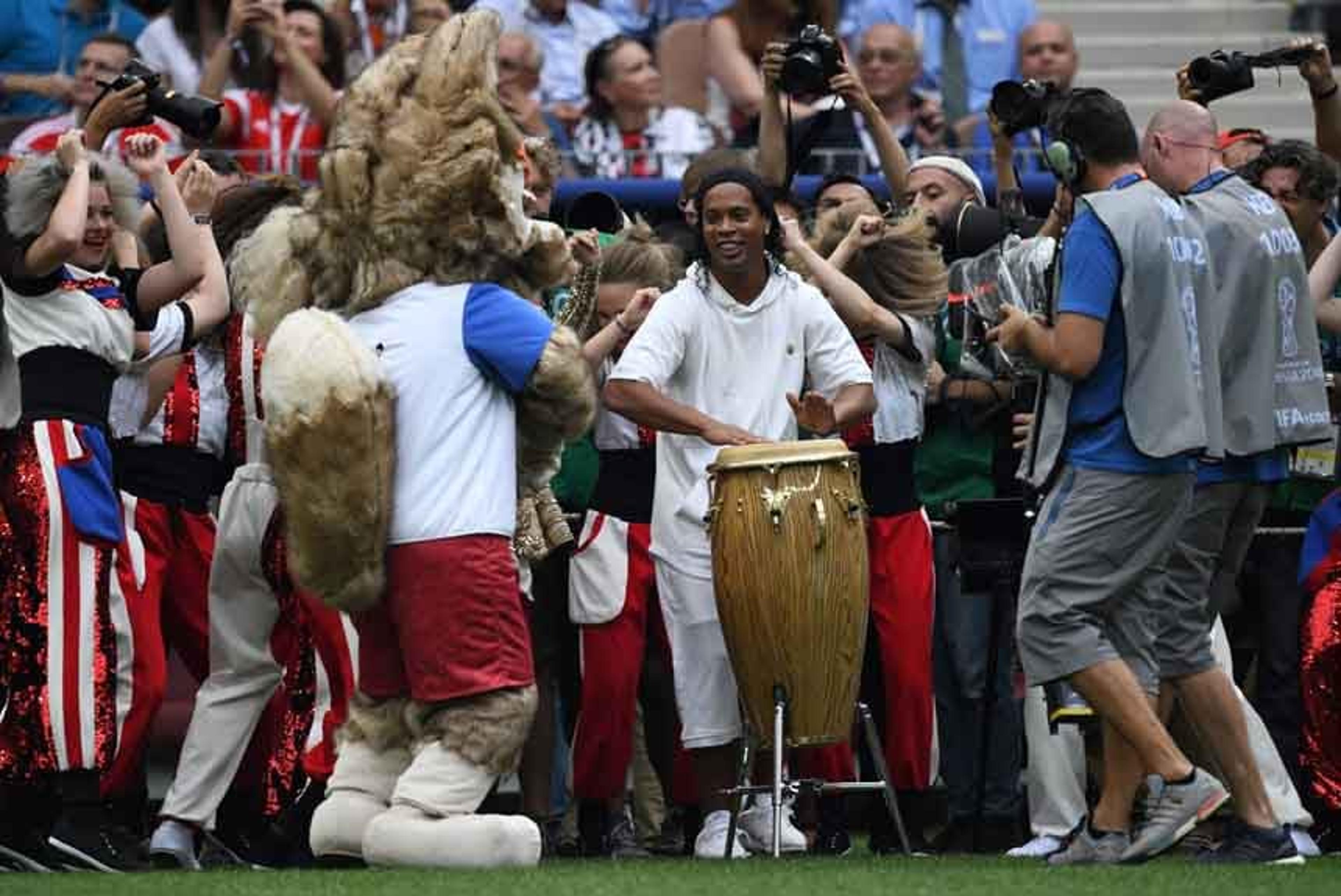 Ronaldinho Gaúcho batuca e ganha aplausos em festa no campo da final