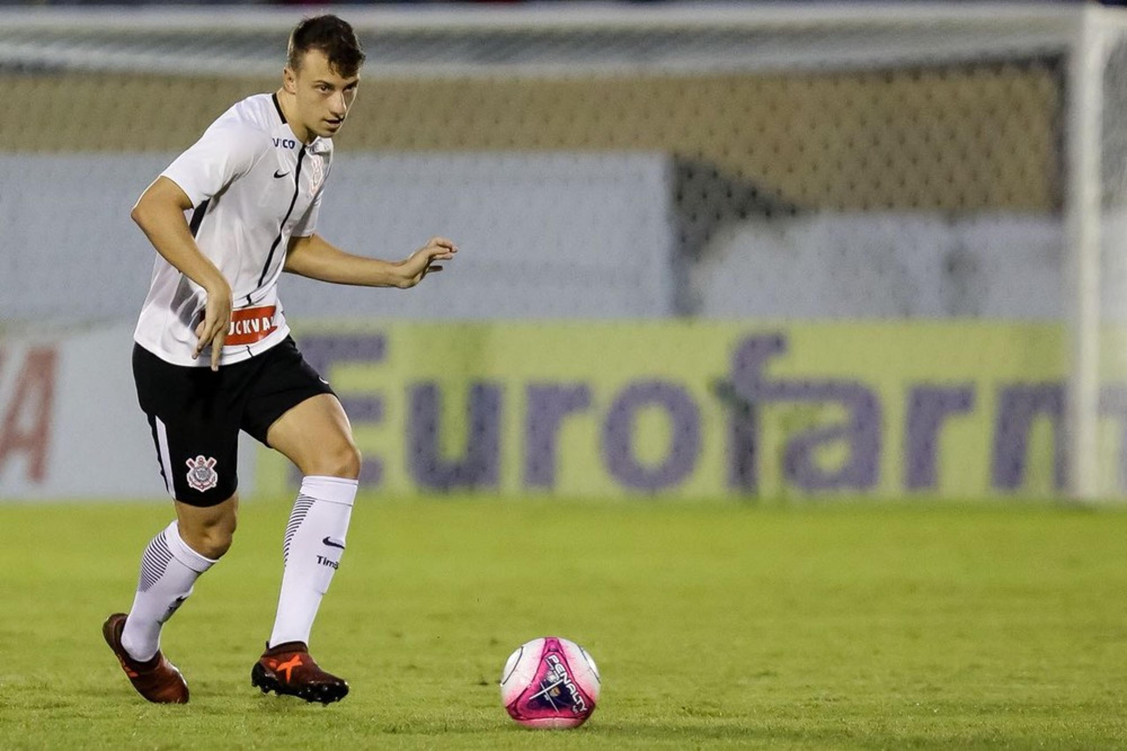 Jair explica garoto na lateral do Corinthians: ‘Está pedindo passagem’