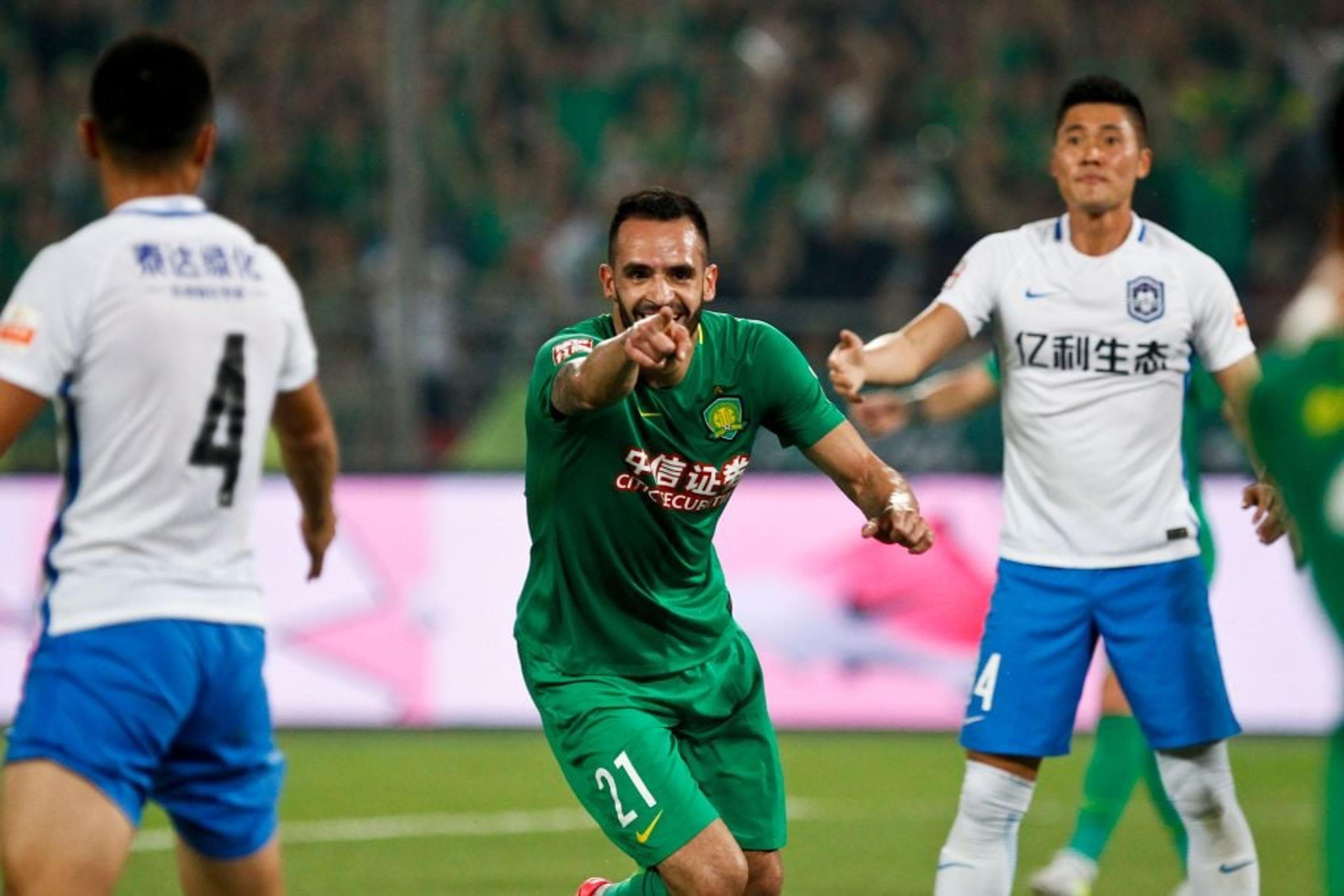 Renato Augusto converte pênalti decisivo e garante Beijing na semifinal da Copa da China