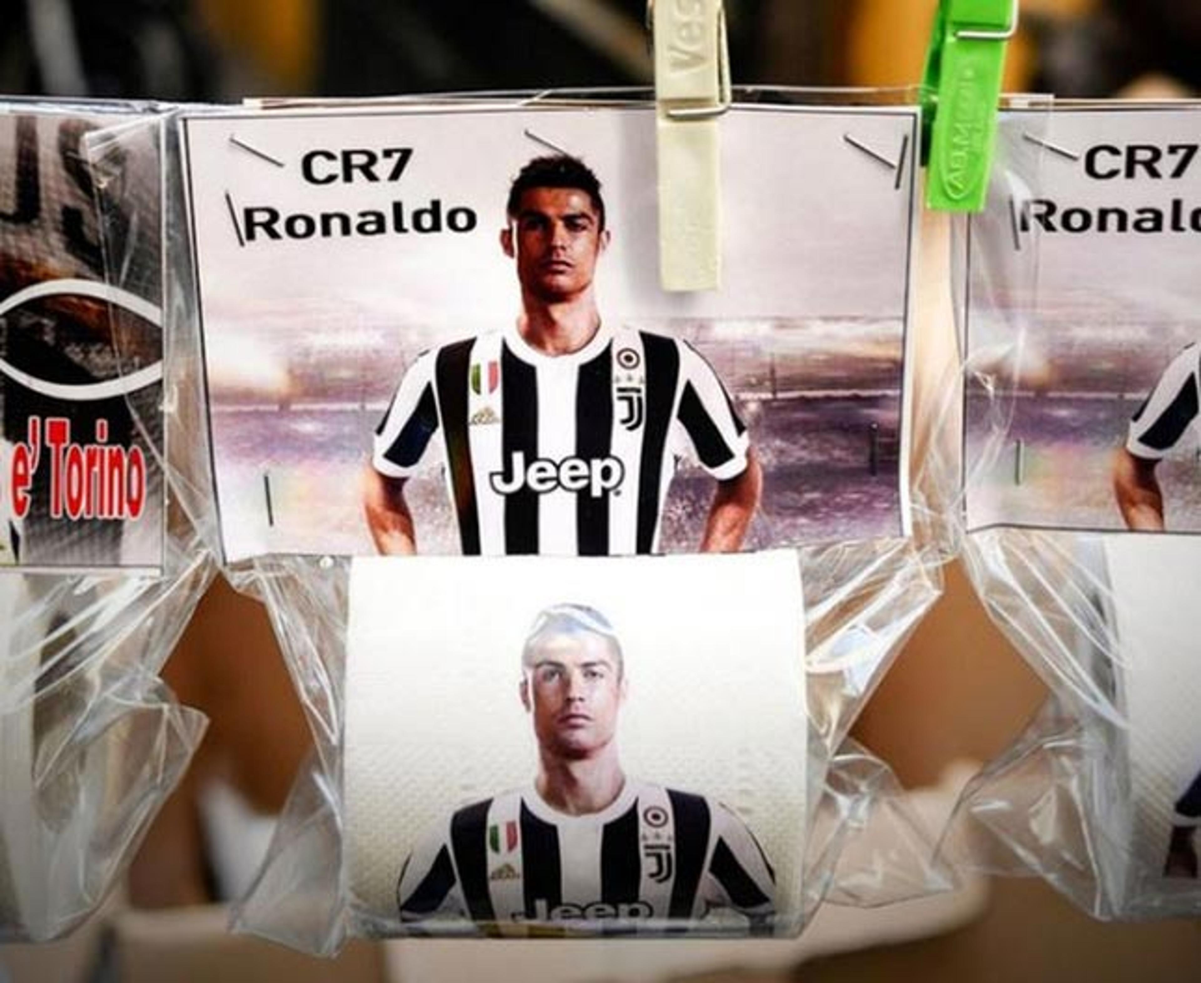 Cristiano Ronaldo estampa rolos de papel higiênico em Nápoles