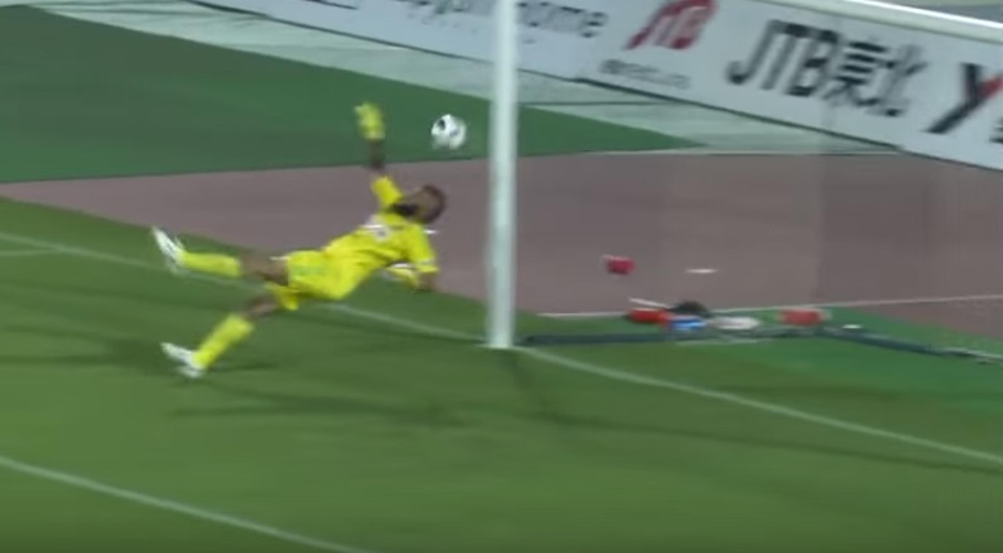 Muralha erra saída de bola e leva gol bizarro na segundona japonesa, assista