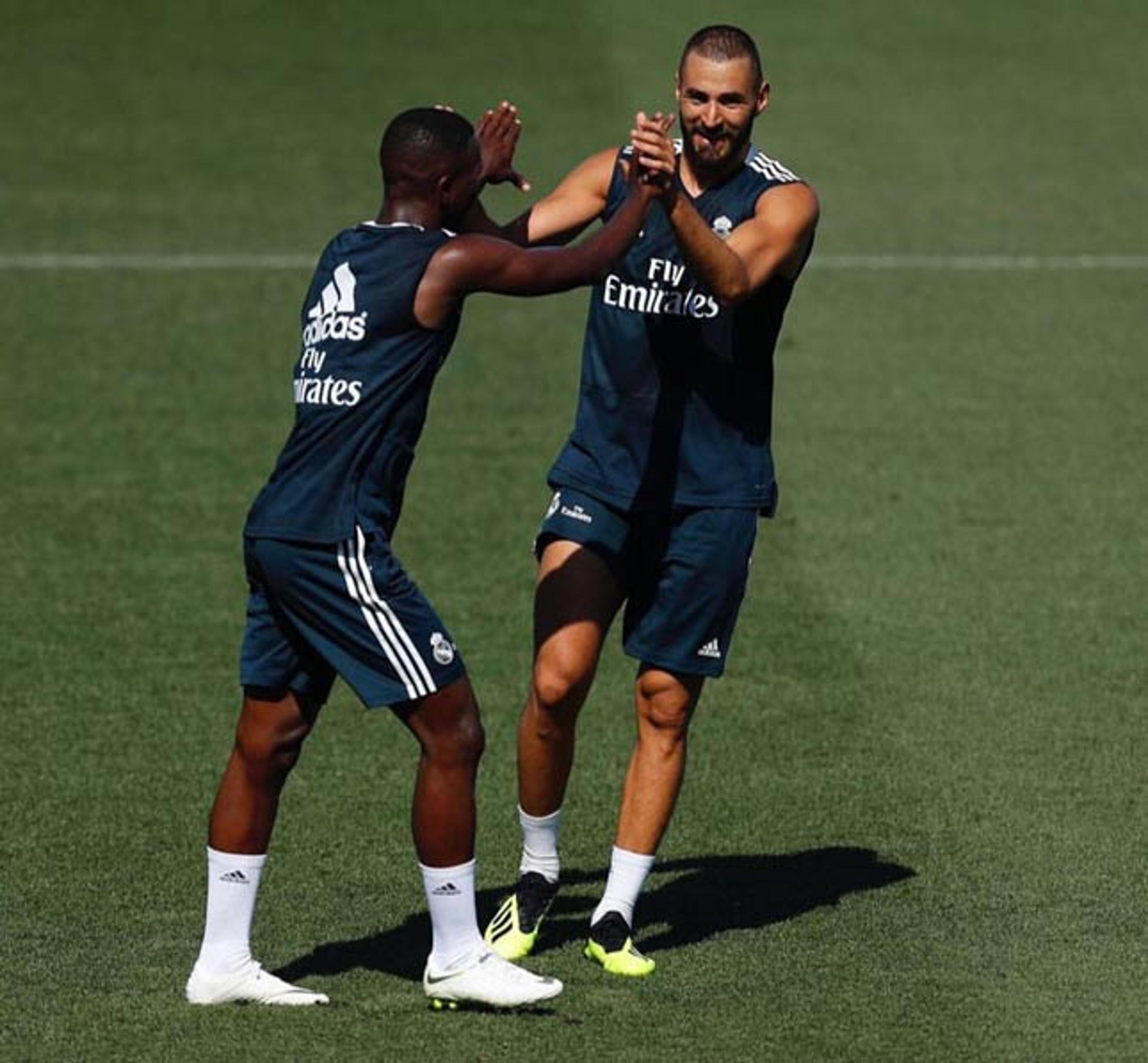 Vinicius Junior faz golaço e dá passe para Benzema marcar em treino