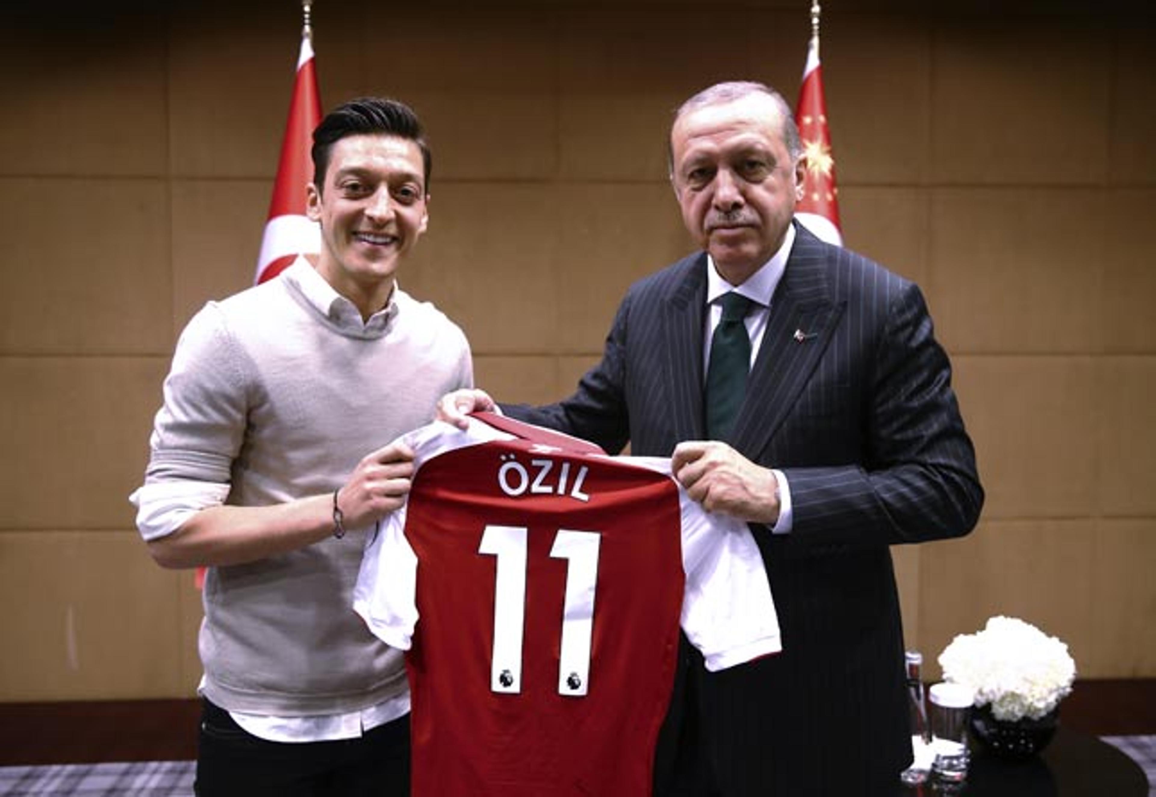 Presidente do Bayern de Munique detona Özil: ‘Não joga nada há anos’