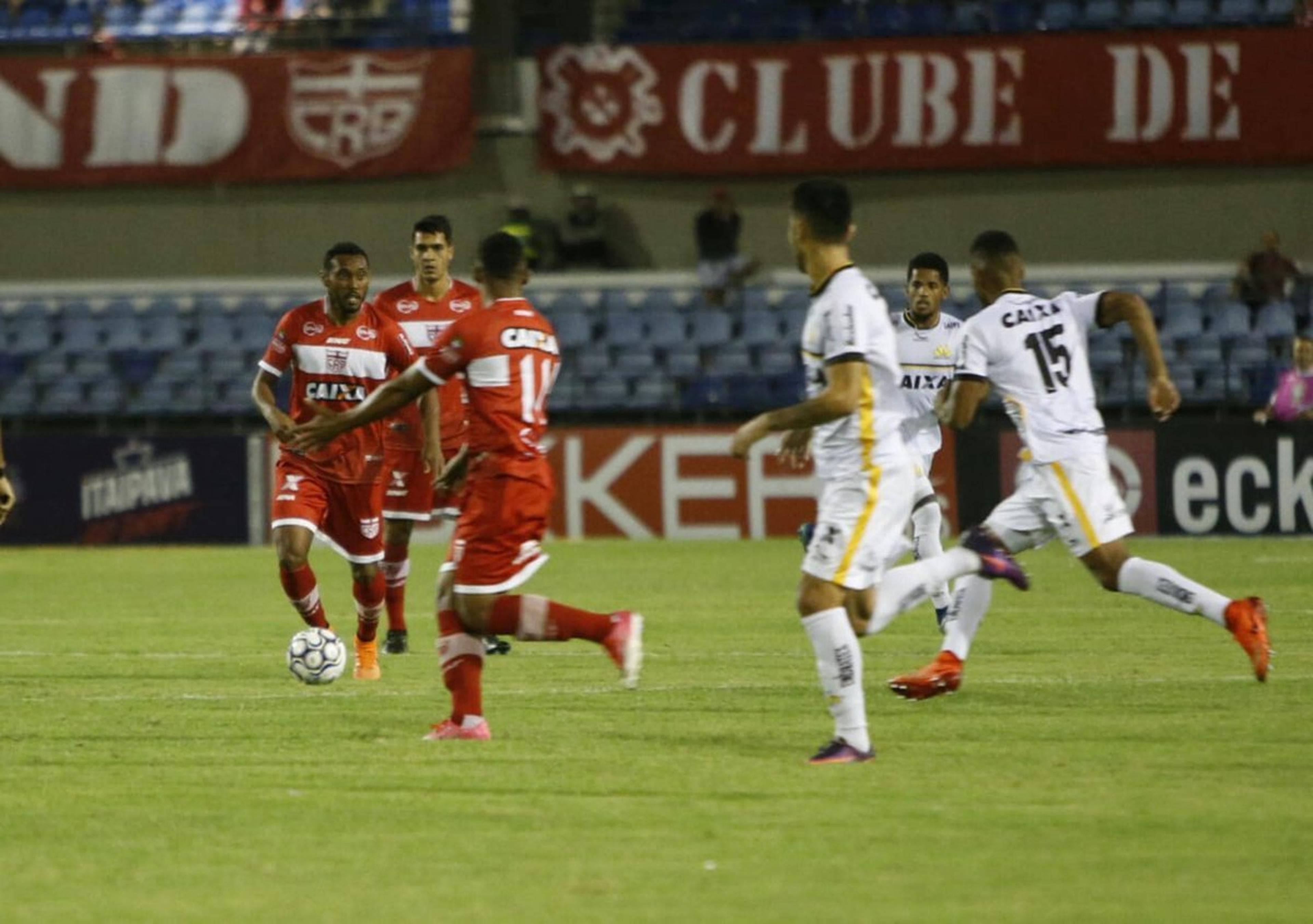 CRB e Criciúma fazem jogo bastante fraco e terminam zerados