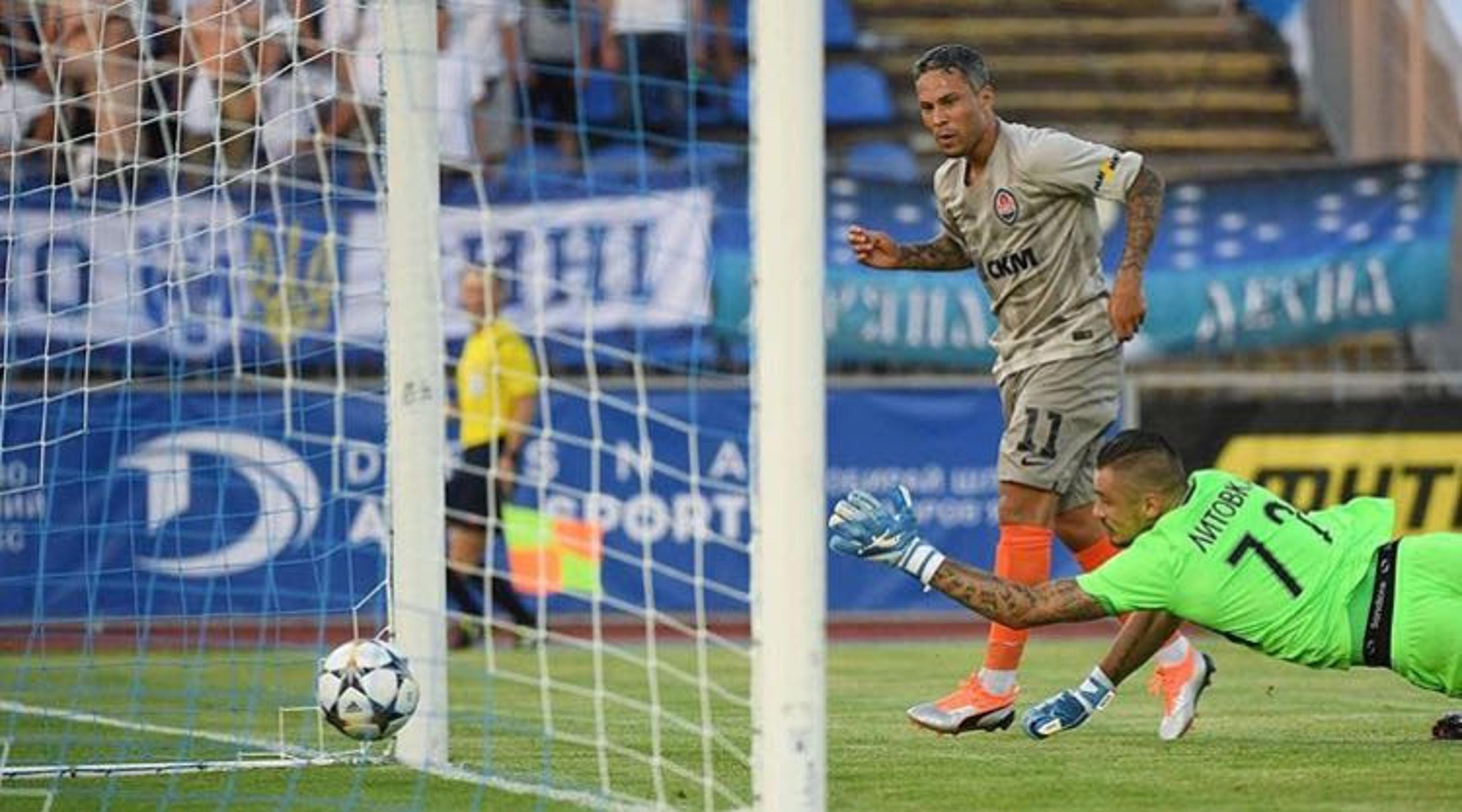 Marlos faz golaço e comemora vitória do Shakhtar no Ucraniano