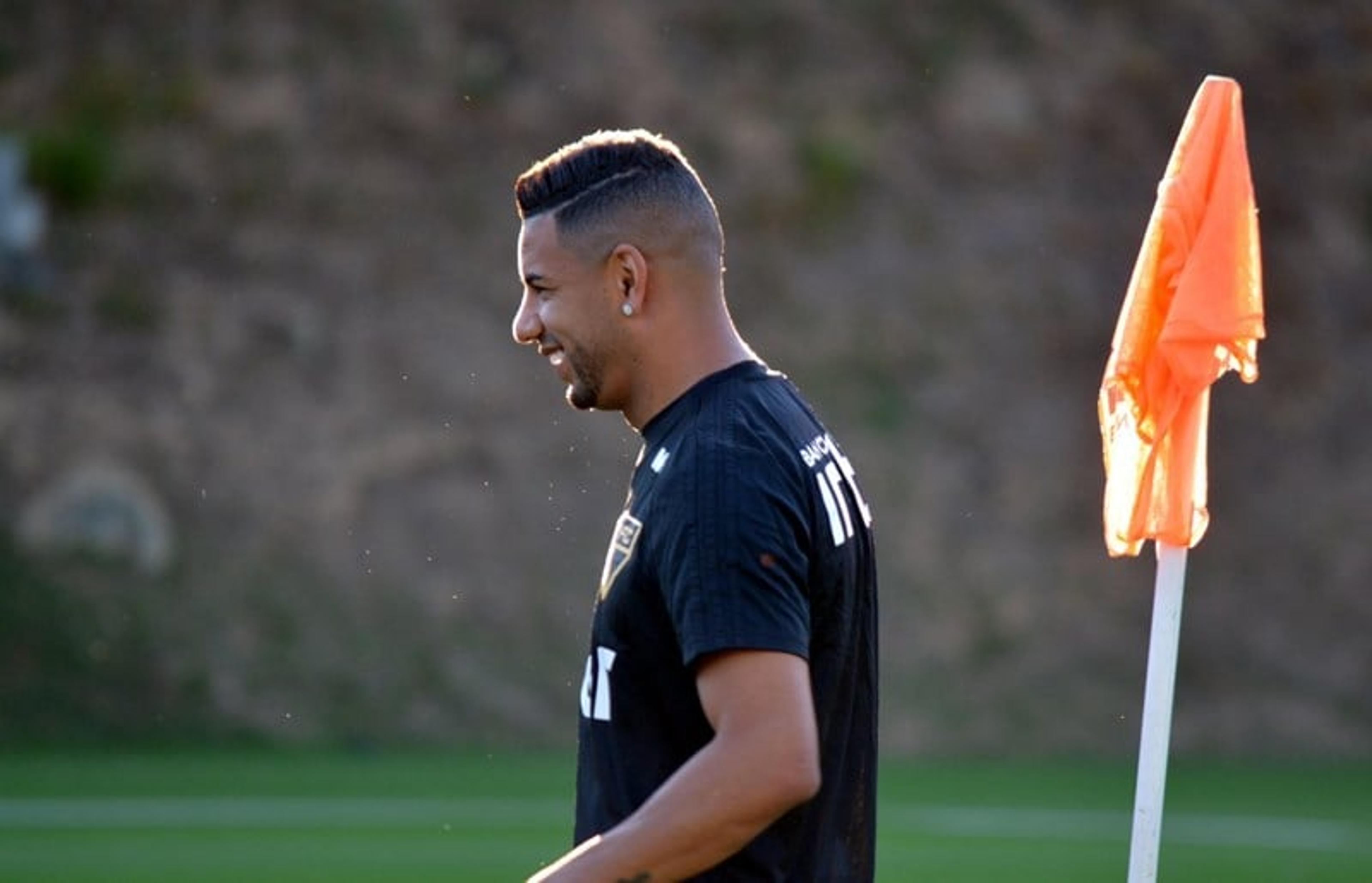 Com Bruno Peres, São Paulo treina no CT do Galo antes de encarar Cruzeiro