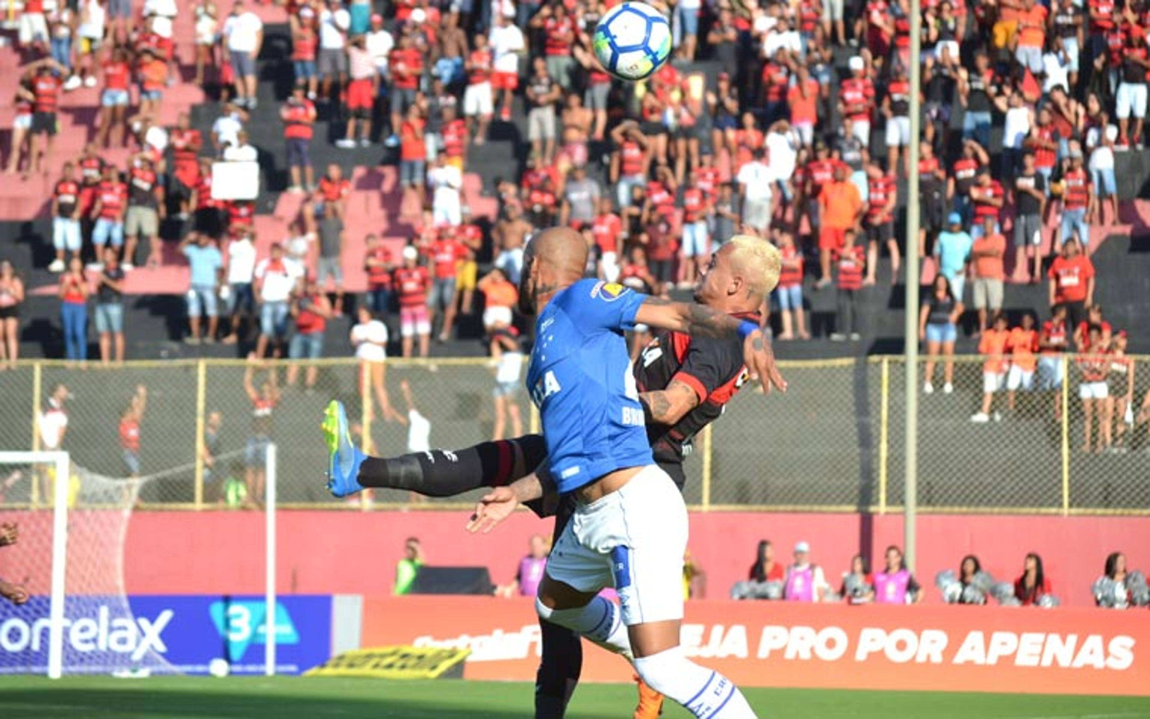 Lateral do Vitória lamenta empate dentro do Barradão