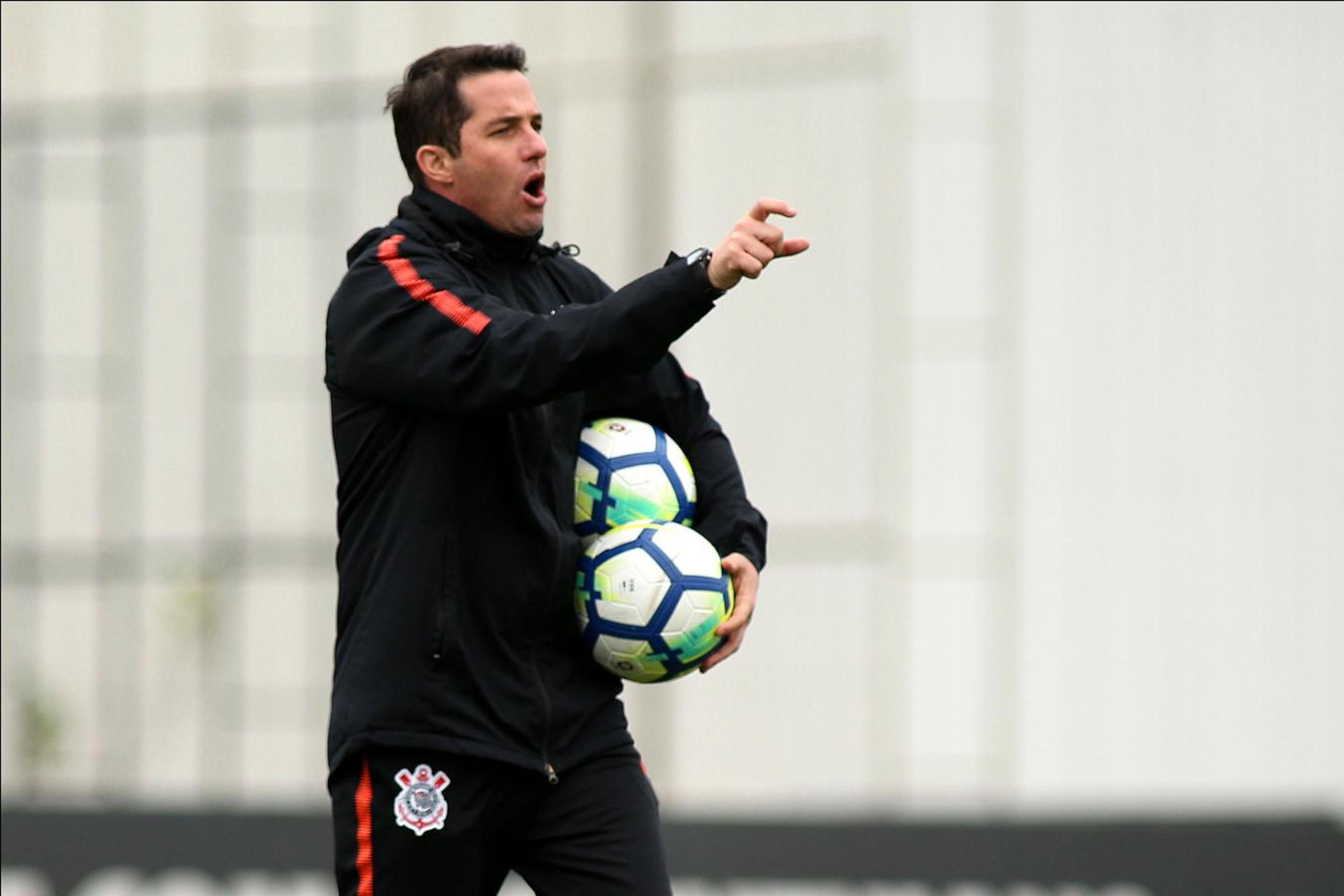 Loss faz mistério no Corinthians e pede atenção com Valdivia e Barrios