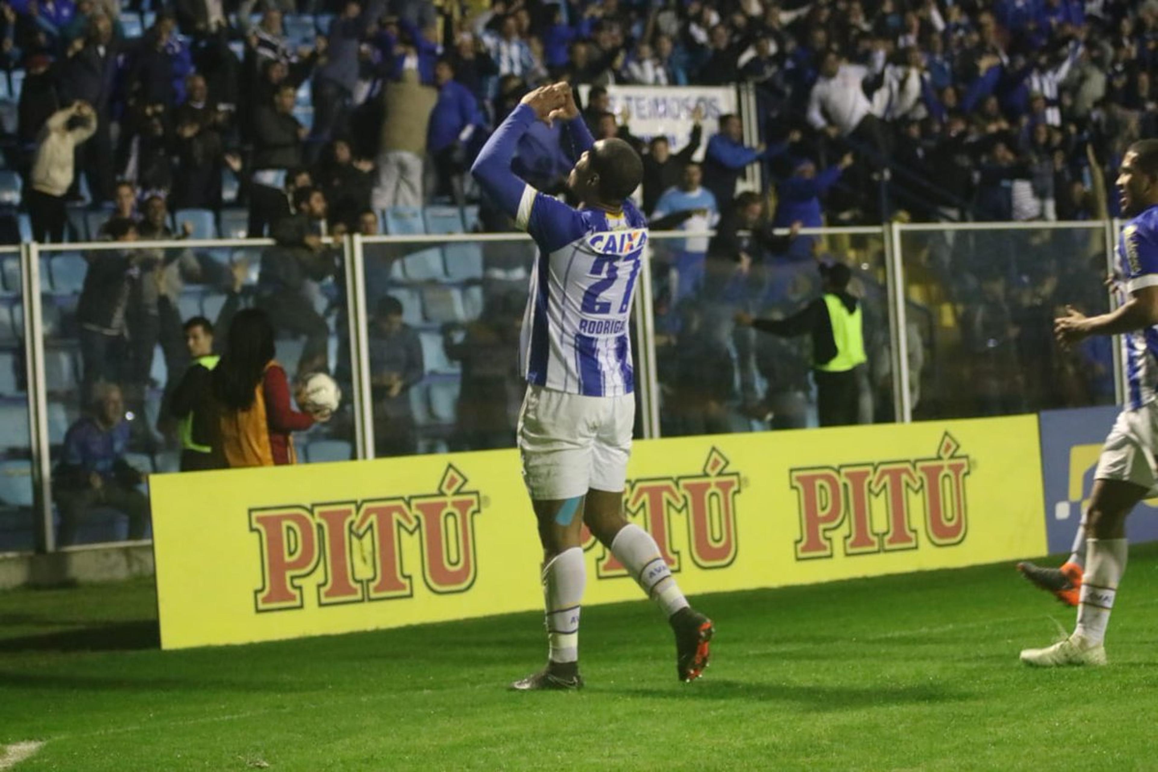 Avaí vence Vila, encerra jejum na Ressacada e pula para terceiro lugar