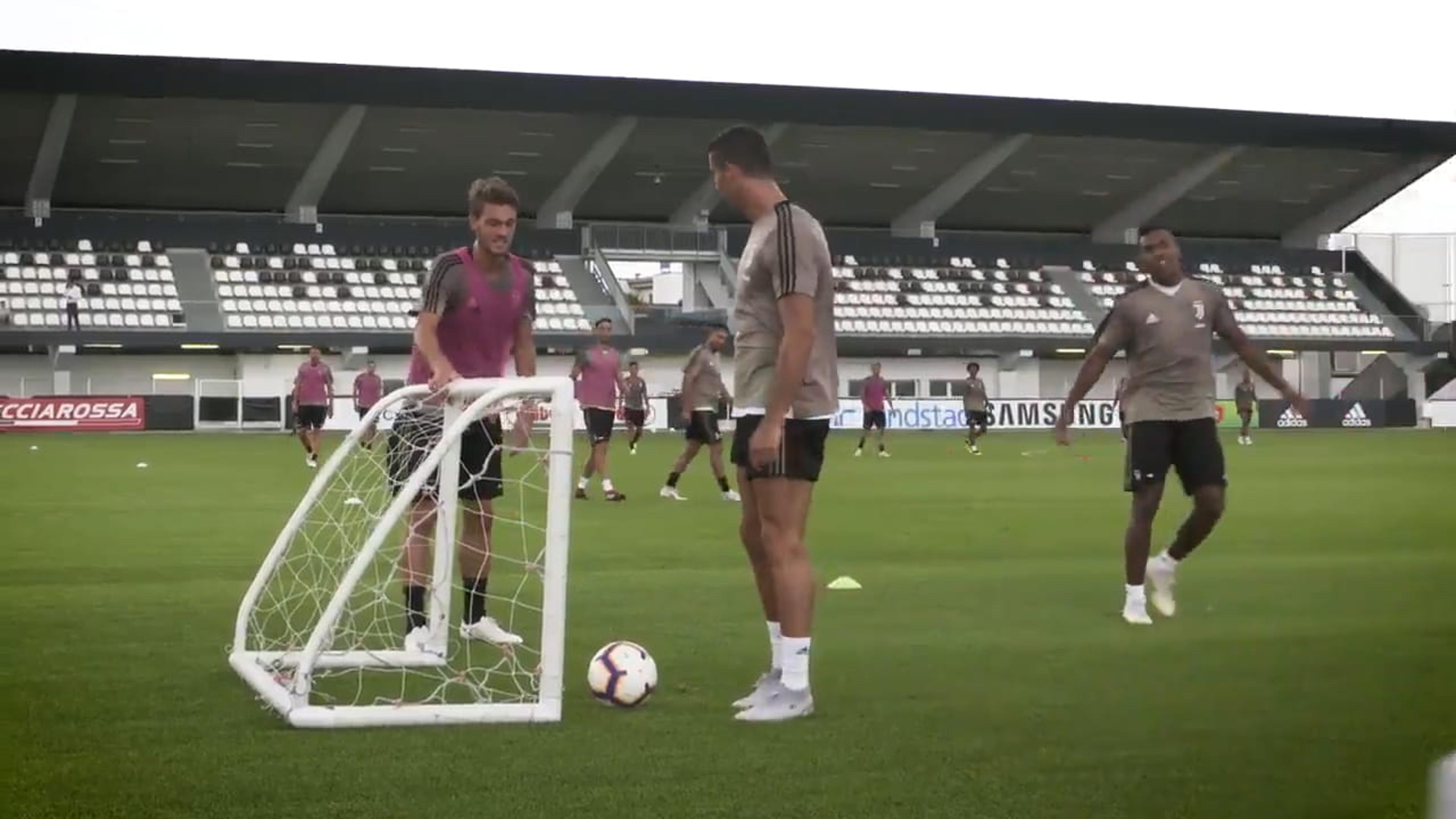 Aqui não! Zagueiro inova em tática para evitar gol de CR7 em treino da Juve