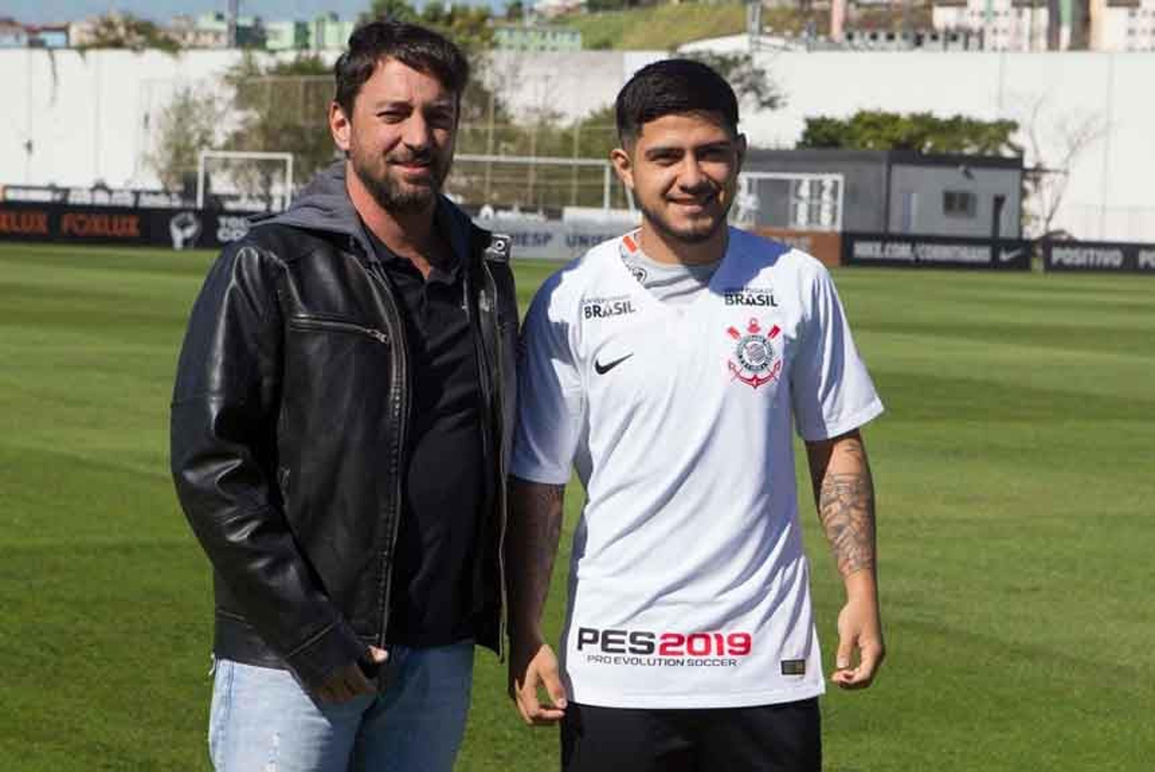 Díaz elogia o Corinthians, dá prazo para jogar e se apresenta à torcida