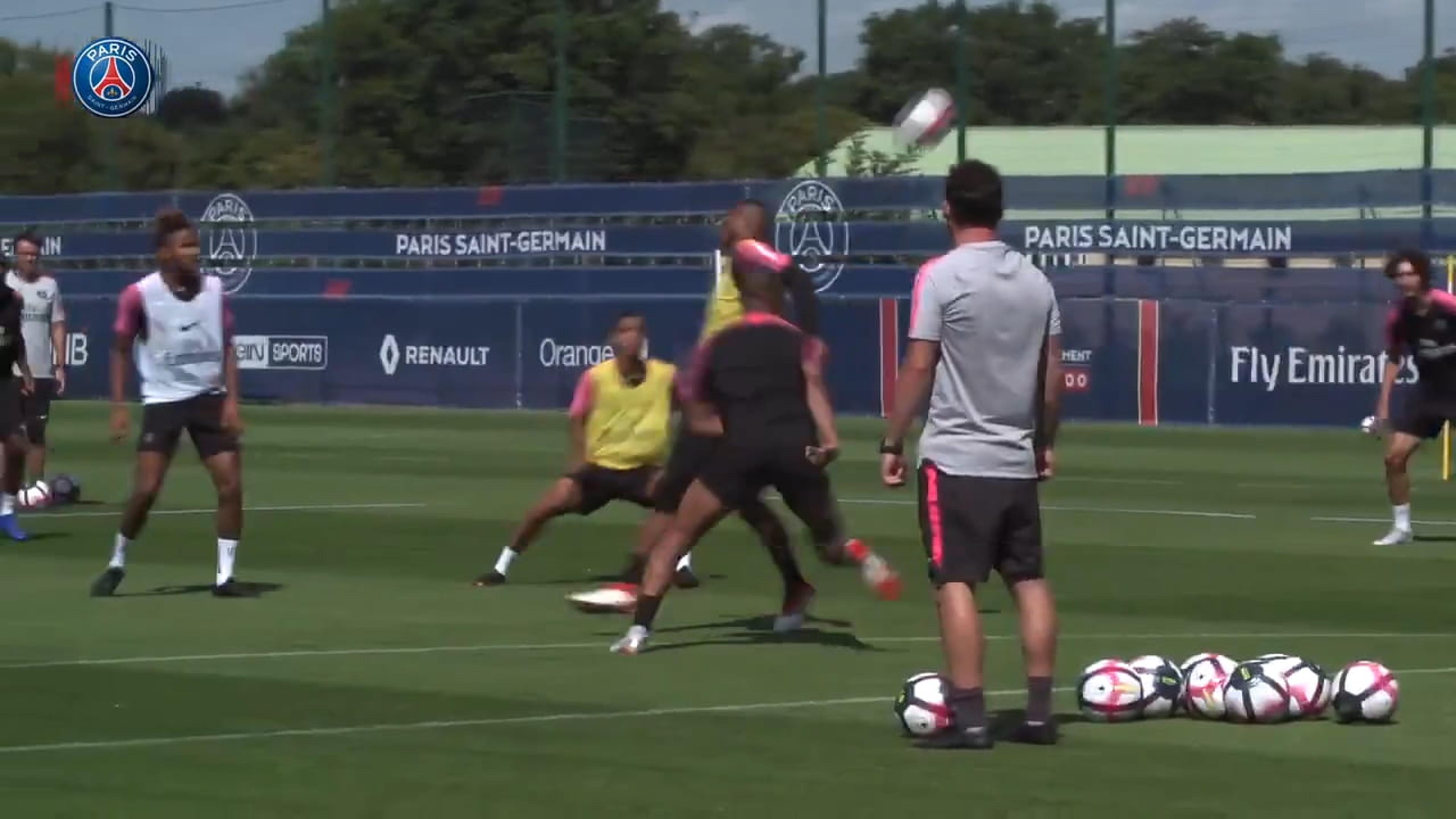 Olé! Mbappé tira onda com chapéu sensacional em treino do PSG