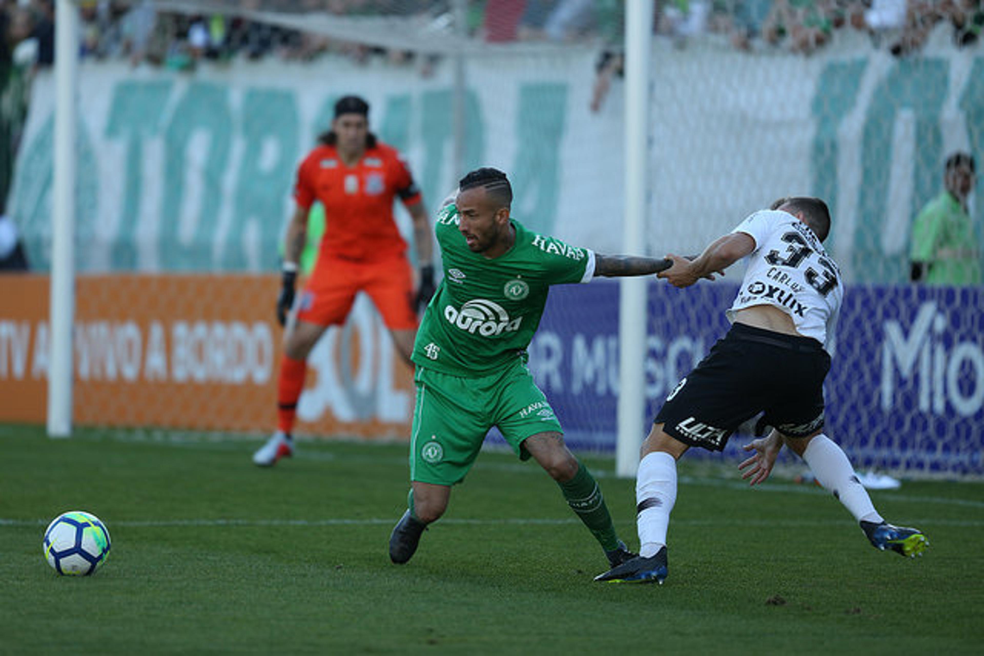 Fenerbahçe mira Leandro Pereira, mas Chape e agente negam proposta