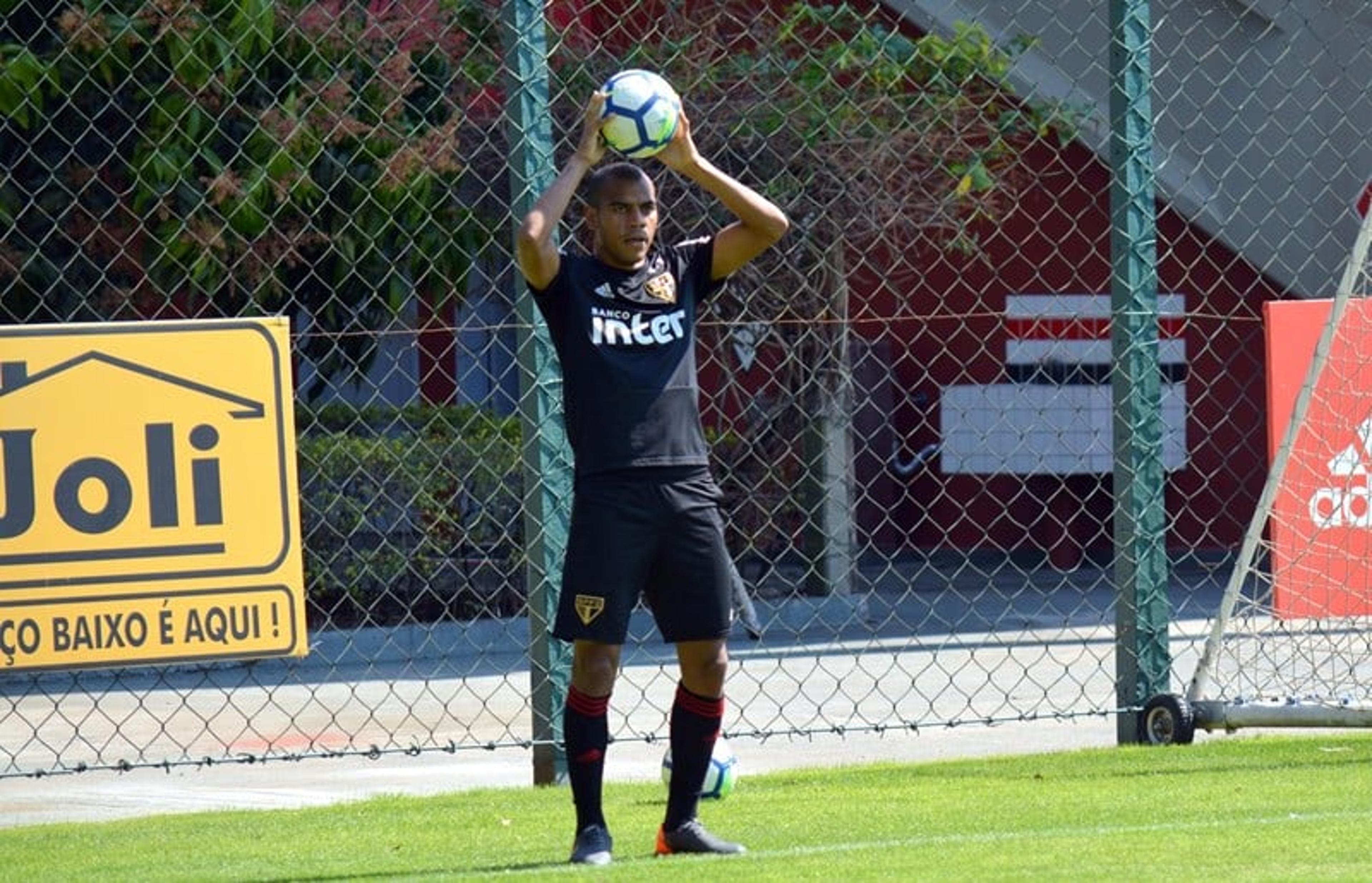 Régis atua pelos aspirantes do São Paulo e participa de gol anulado