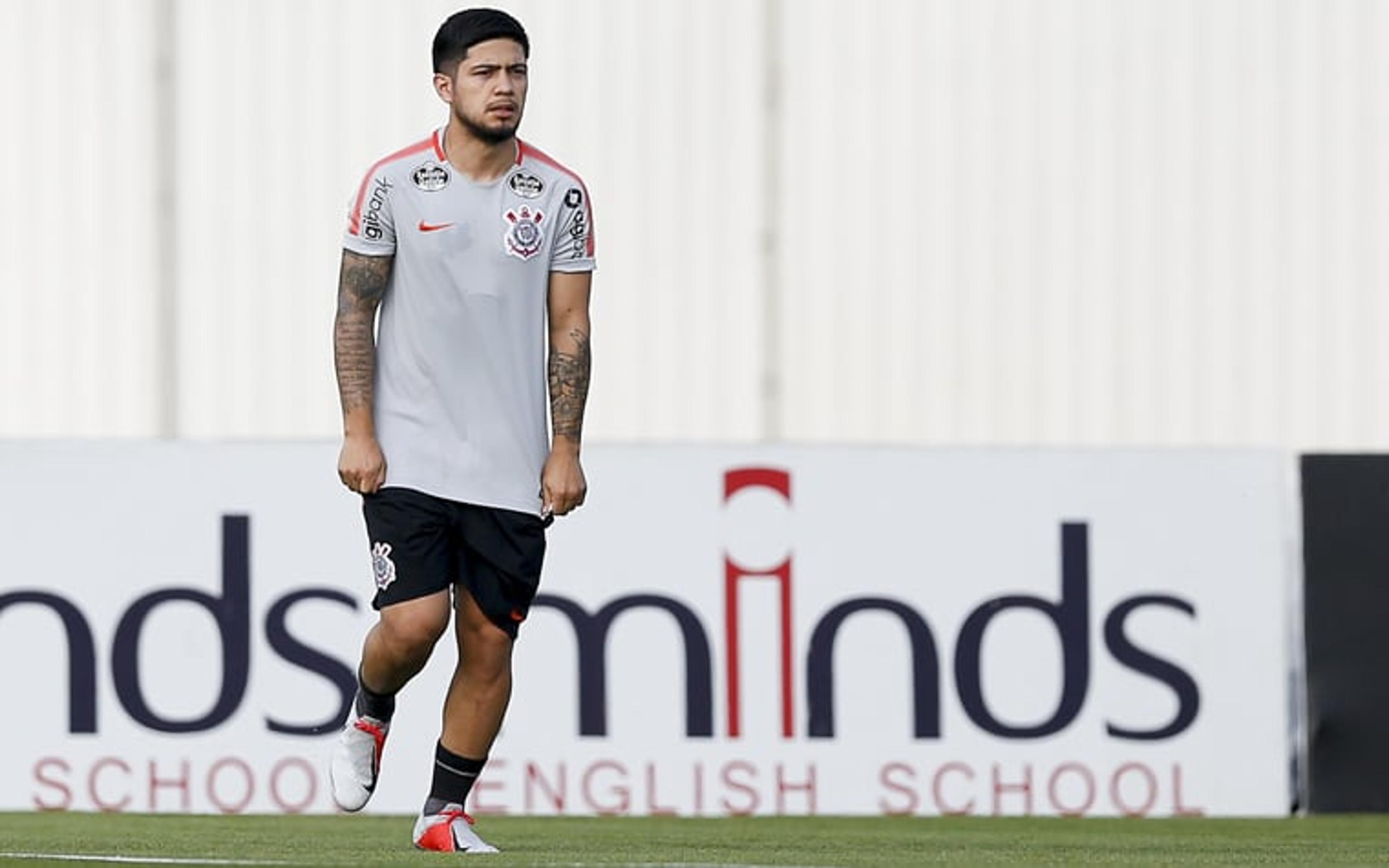 Jadson segue fora, e Jair repete formação em treino do Corinthians