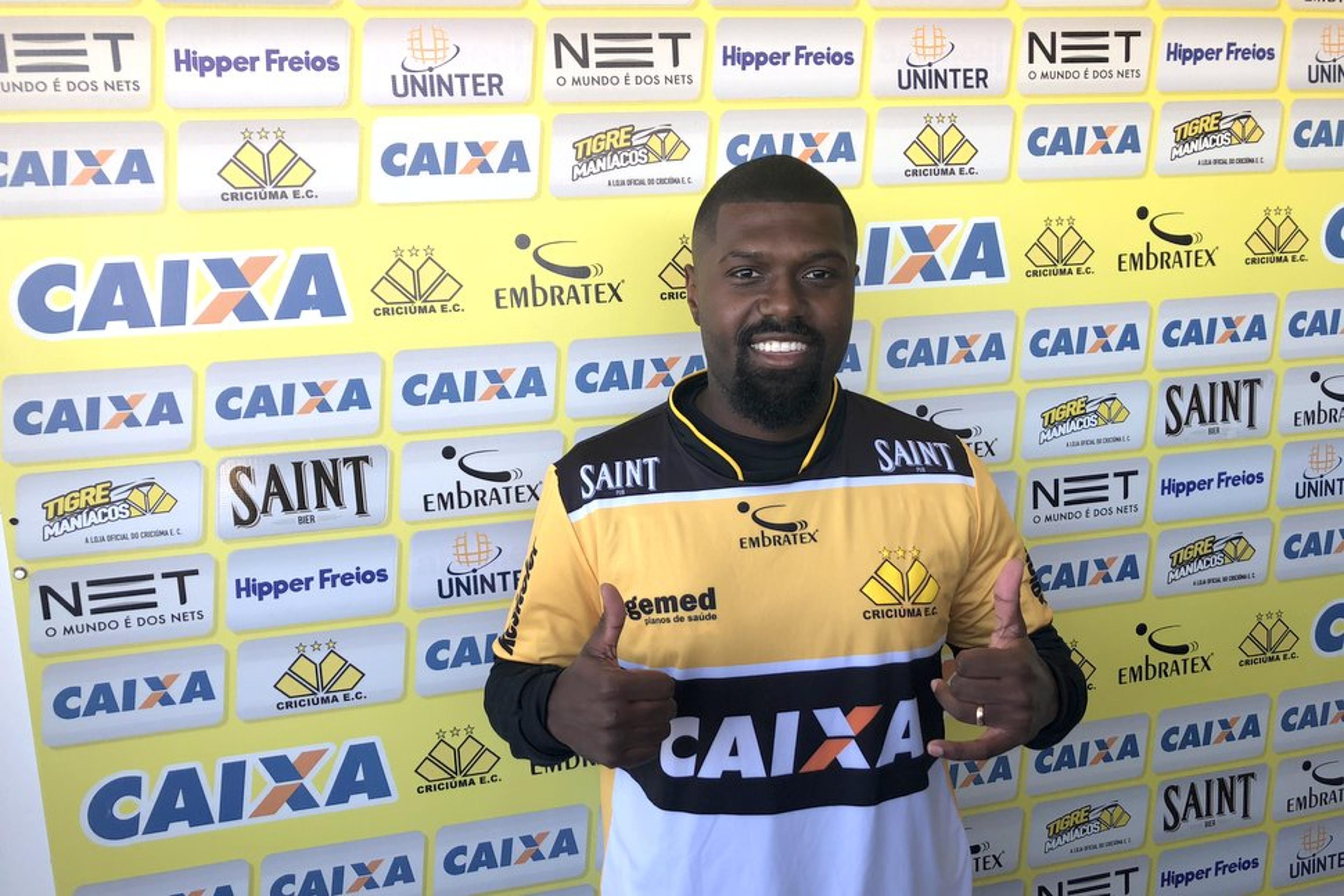 Criciúma apresenta lateral-esquerdo para sequência da temporada