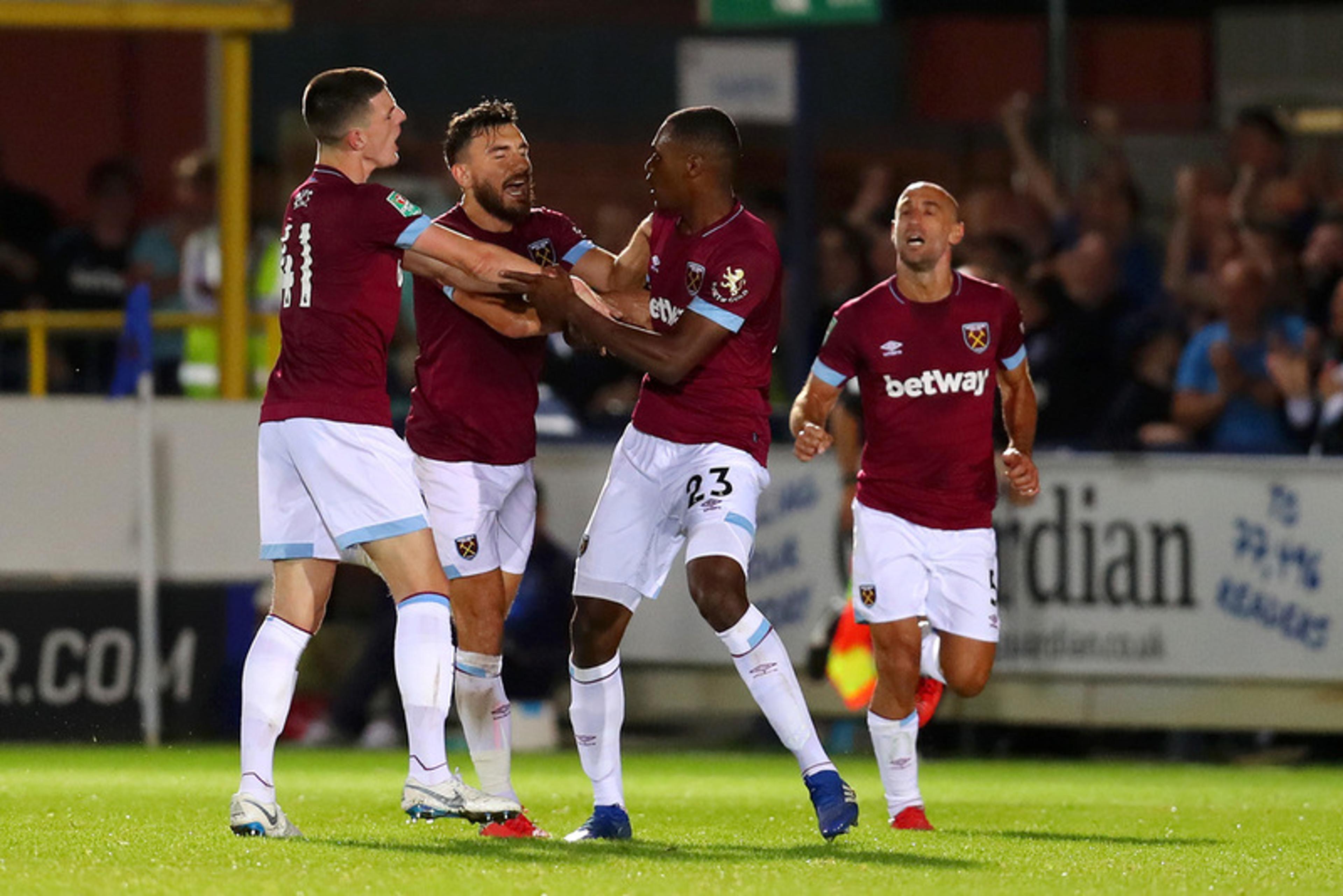 Com susto, West Ham vira e se classifica na Copa da Liga Inglesa