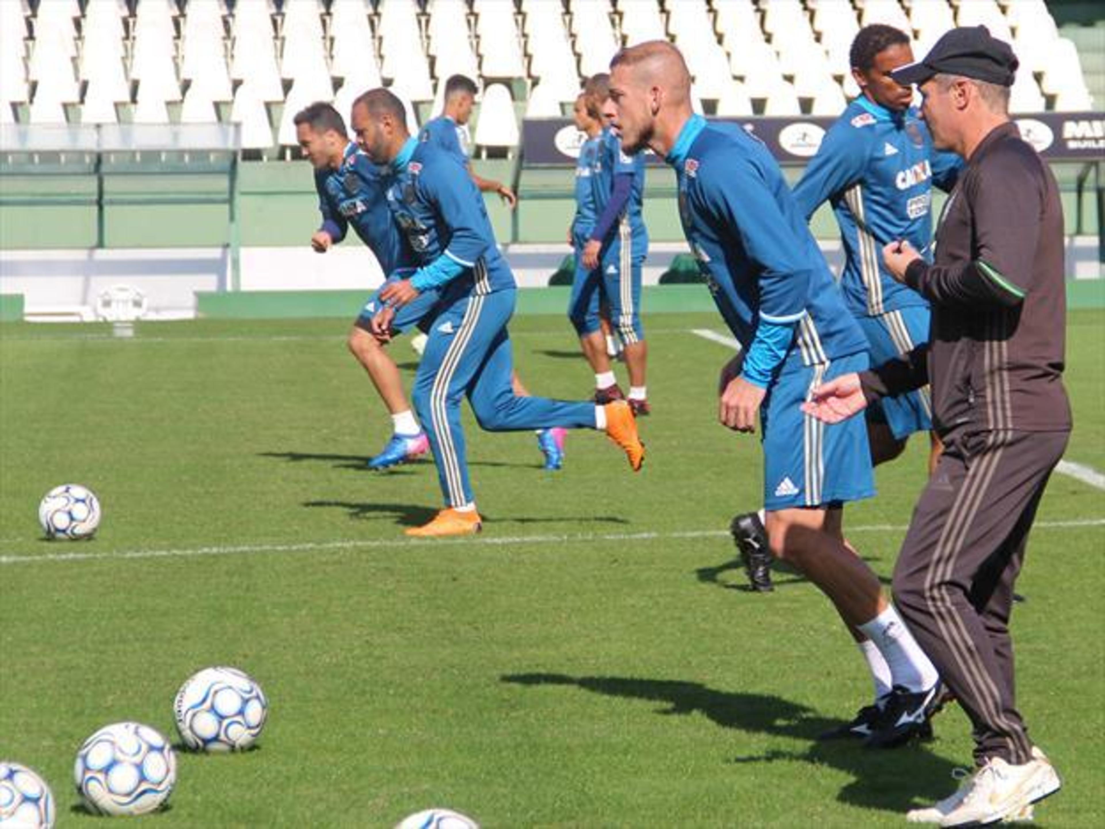 Diante do lanterna, Coritiba planeja embalar na Série B