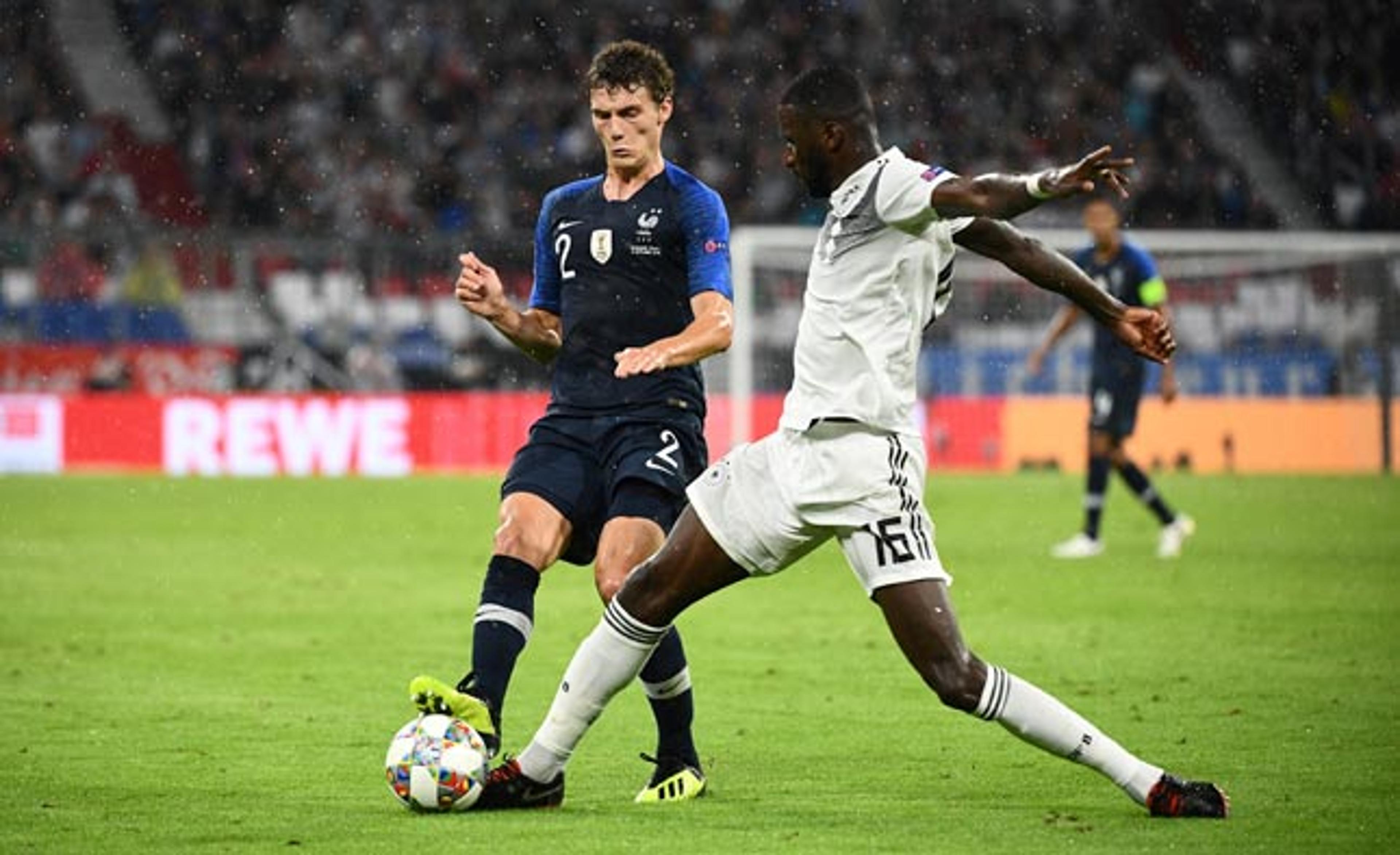 Rüdiger pede desculpas por pisão no pescoço do francês Pavard