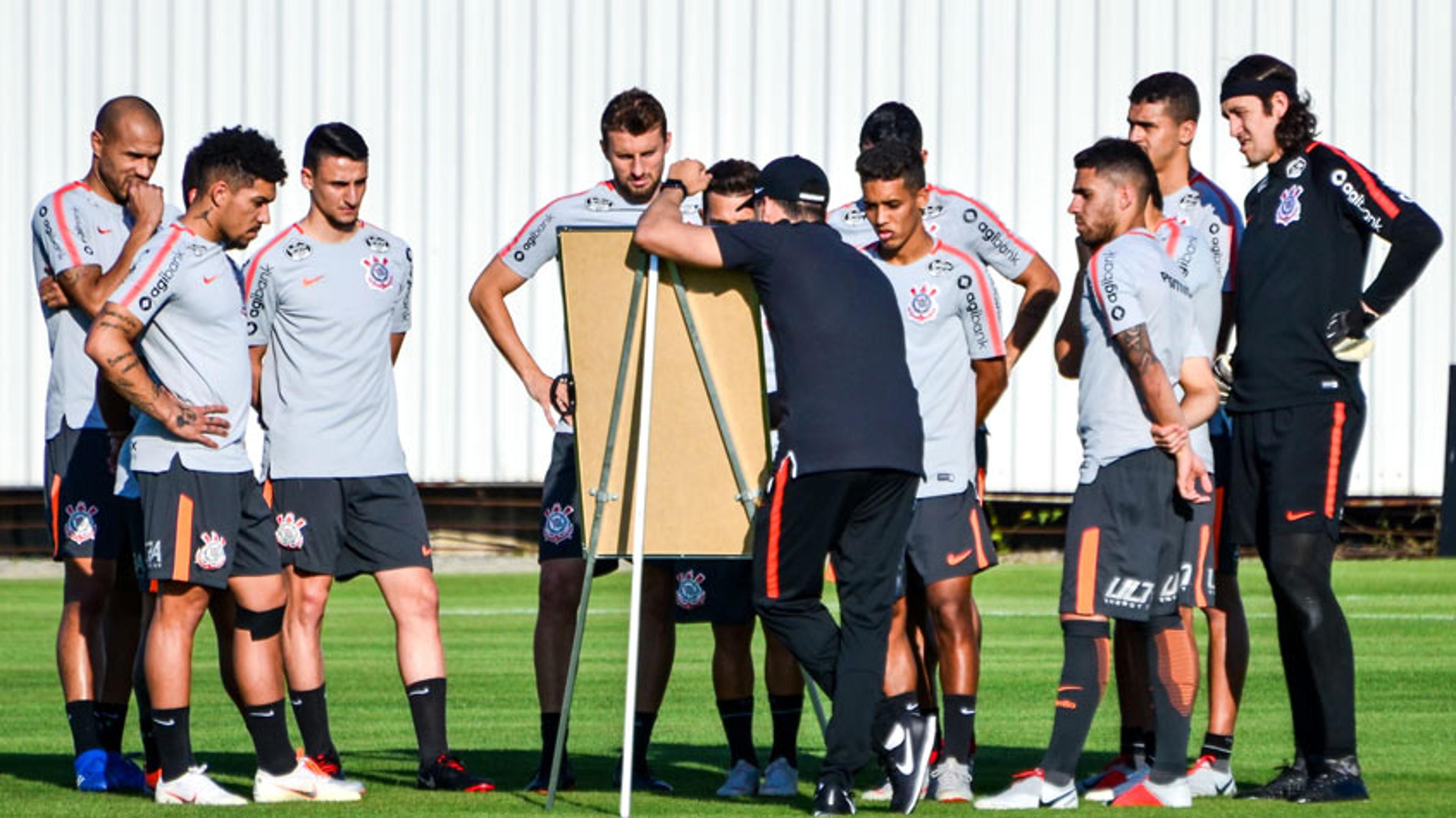 Jair comanda primeiro treino e já esboça Corinthians para o Dérbi