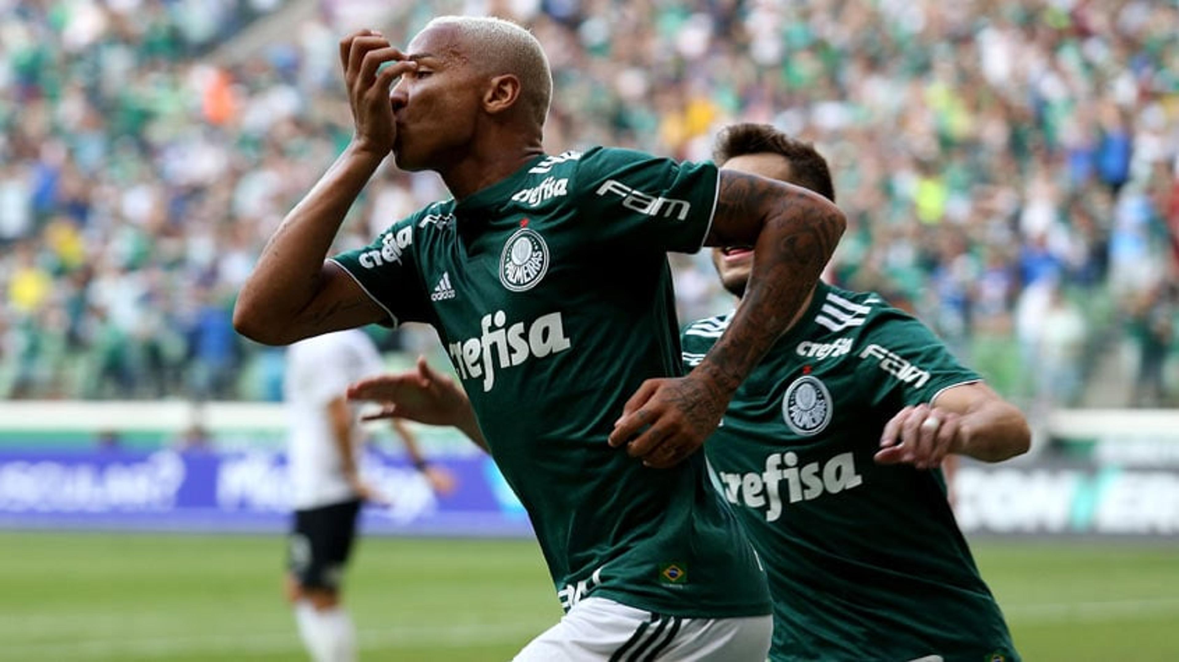 Com gol de Deyverson, Palmeiras bate o Corinthians e cola nos líderes