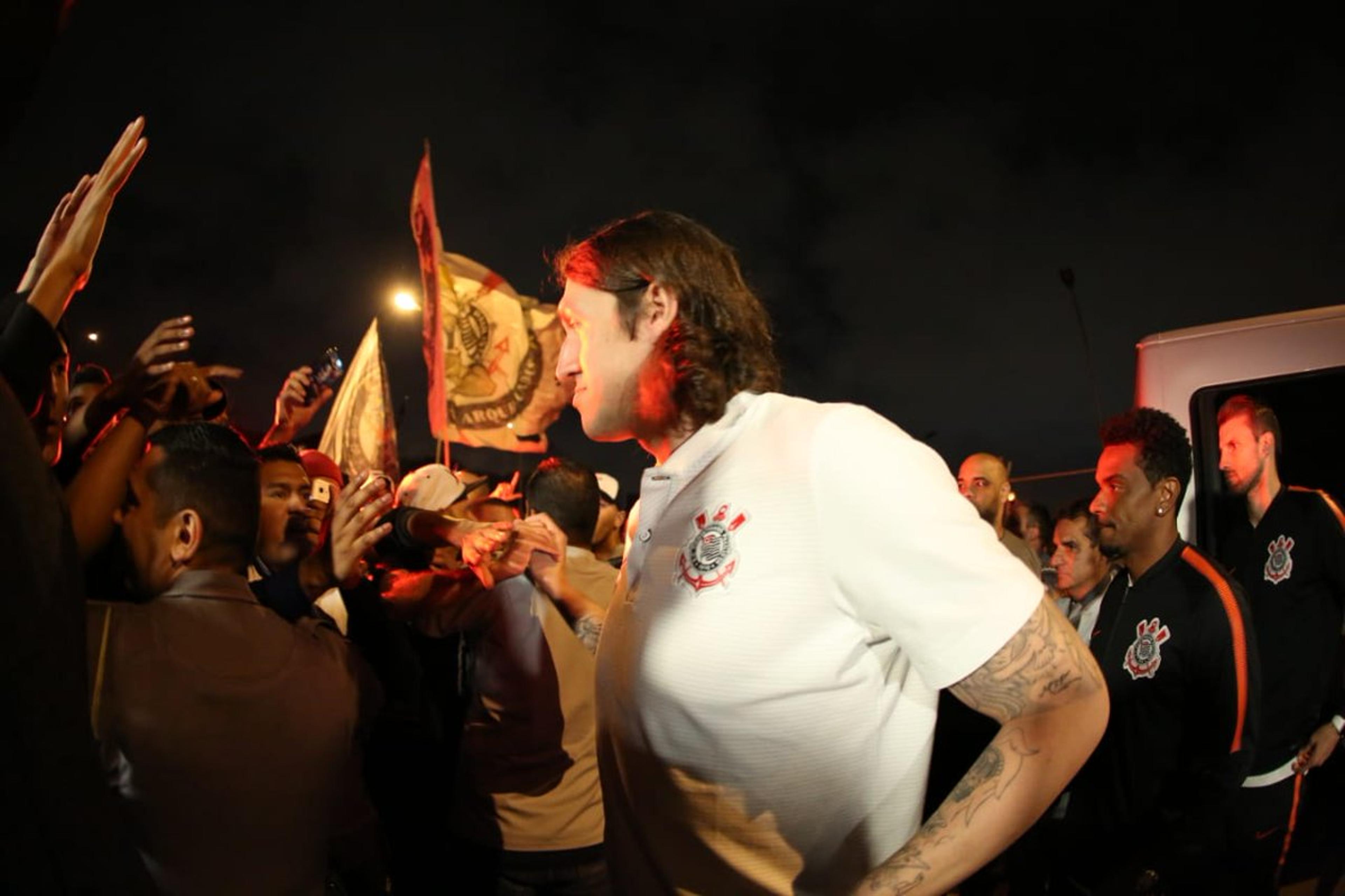 Corinthians embarca para o Rio com festa da torcida: veja fotos e vídeos